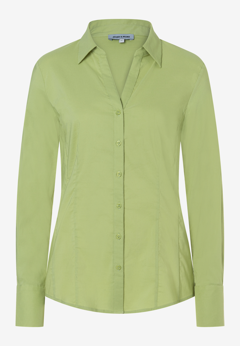 Eine hellgrüne, langärmlige Bluse von MORE & MORE mit Knopfleiste und Kragen. Eine hellgrüne, langärmlige Bluse von MORE & MORE mit Knopfleiste und Kragen.