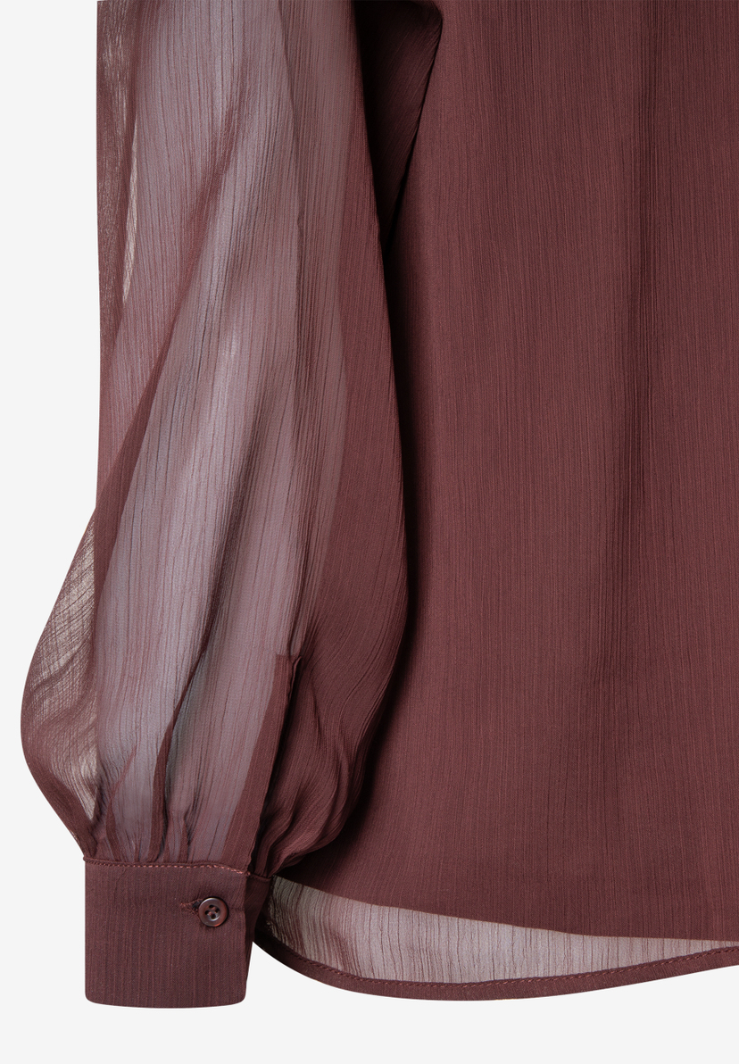 Nahaufnahme einer bordeauxroten MORE & MORE Bluse aus Chiffon mit langen Ärmeln und Knopf am Ärmel Nahaufnahme einer bordeauxroten MORE & MORE Bluse aus Chiffon mit langen Ärmeln und Knopf am Ärmel