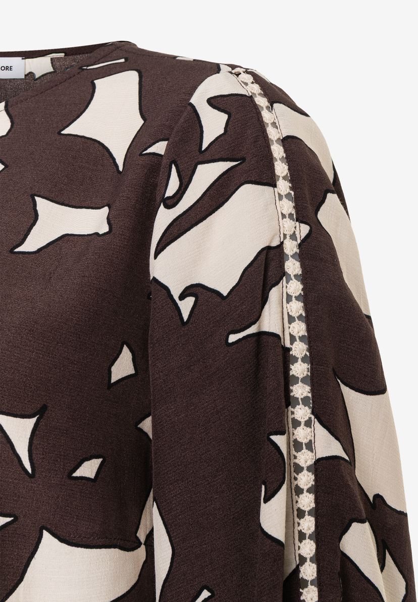 MORE & MORE Bluse: Braunes Oberteil mit beigem Allover-Muster & schwarzem Outline. Dekorative Häkelborte an der Schulter. MORE & MORE Bluse: Braunes Oberteil mit beigem Allover-Muster & schwarzem Outline. Dekorative Häkelborte an der Schulter.