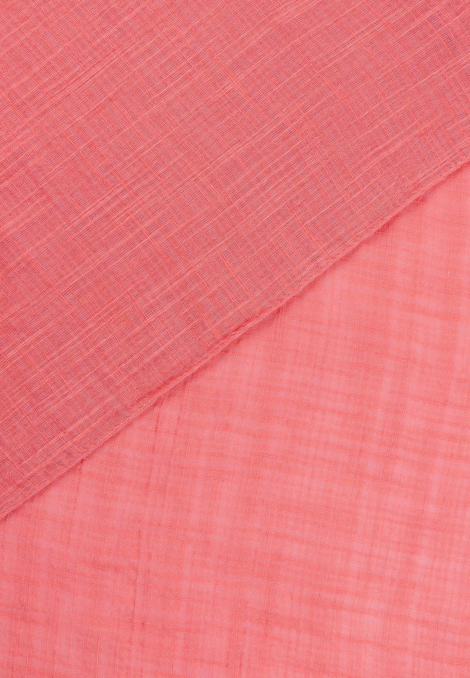 Nahaufnahme eines Accessoires von MORE & MORE mit Textur in einem lachsfarbenen Farbton. Nahaufnahme eines Accessoires von MORE & MORE mit Textur in einem lachsfarbenen Farbton.