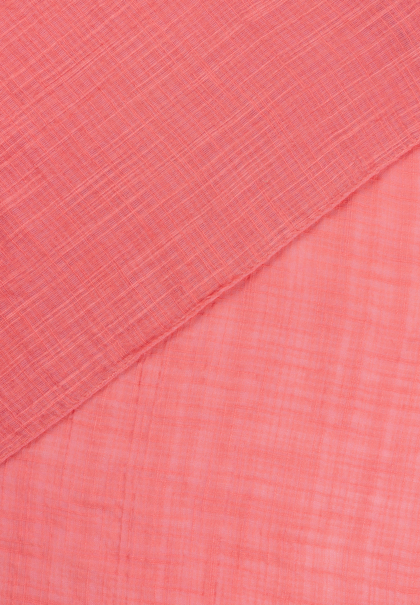 Nahaufnahme eines Accessoires von MORE & MORE mit Textur in einem lachsfarbenen Farbton. Nahaufnahme eines Accessoires von MORE & MORE mit Textur in einem lachsfarbenen Farbton.