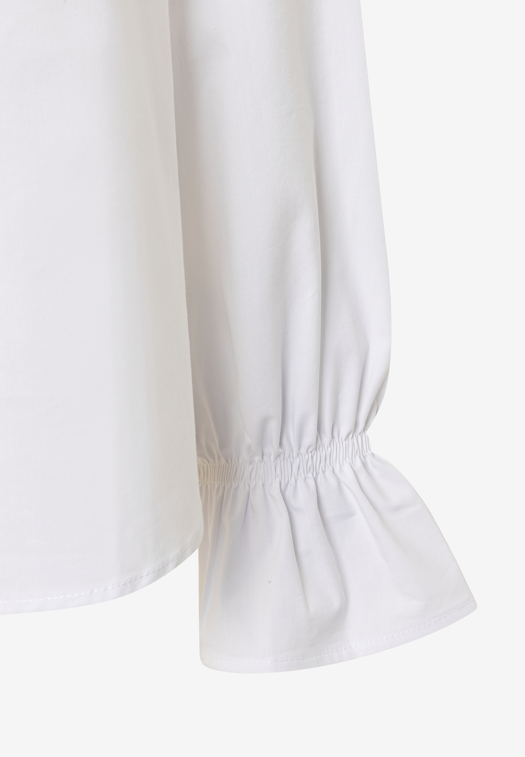 Detailaufnahme einer weißen MORE & MORE Bluse mit Rüschenmanschette. Detailaufnahme einer weißen MORE & MORE Bluse mit Rüschenmanschette.