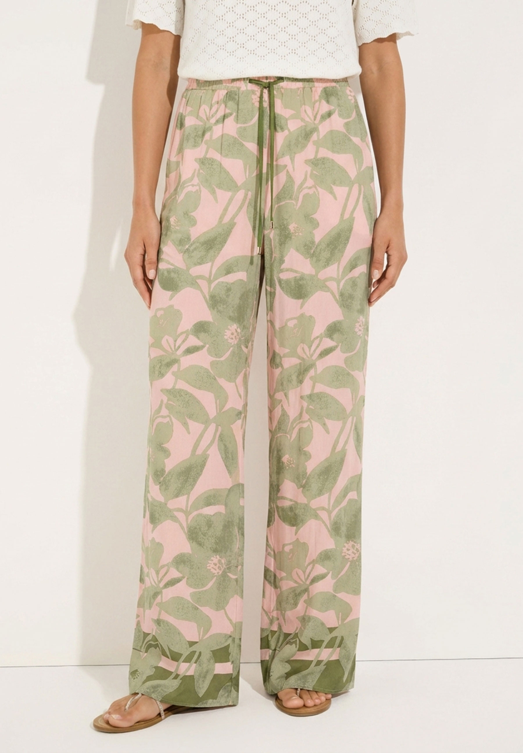 MORE & MORE Viskose-Jeans in Rosa mit grünem Blumenmuster und breitem Bund, der mit einer grünen Kordel geschlossen wird