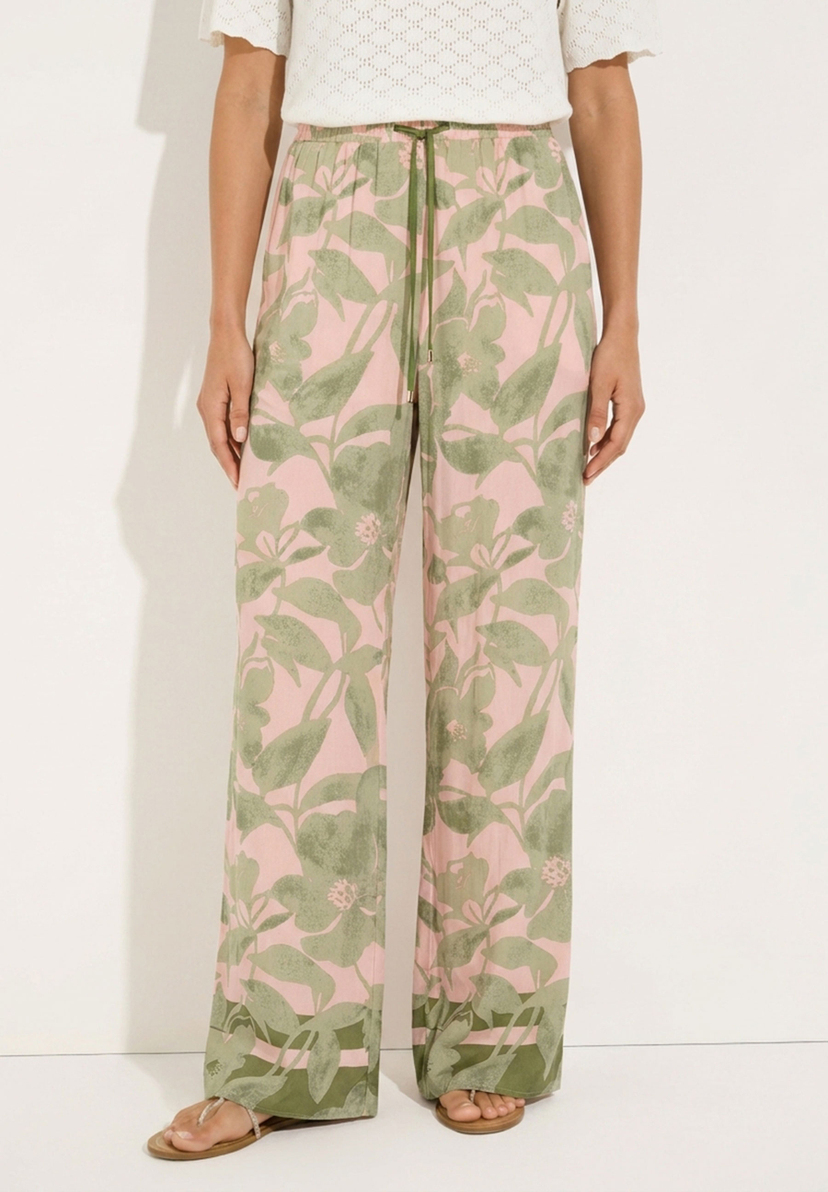 MORE & MORE Viskose-Jeans in Rosa mit grünem Blumenmuster und breitem Bund, der mit einer grünen Kordel geschlossen wird MORE & MORE Viskose-Jeans in Rosa mit grünem Blumenmuster und breitem Bund, der mit einer grünen Kordel geschlossen wird