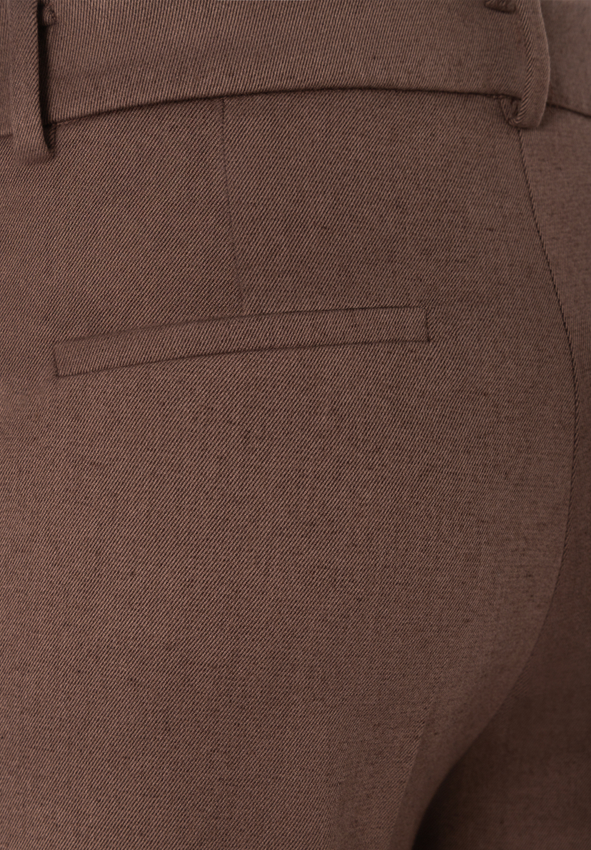 MORE & MORE Jeans: Nahaufnahme der Rückseite einer braunen Hose mit angedeuteter Tasche und Gürtelschlaufen. MORE & MORE Jeans: Nahaufnahme der Rückseite einer braunen Hose mit angedeuteter Tasche und Gürtelschlaufen.