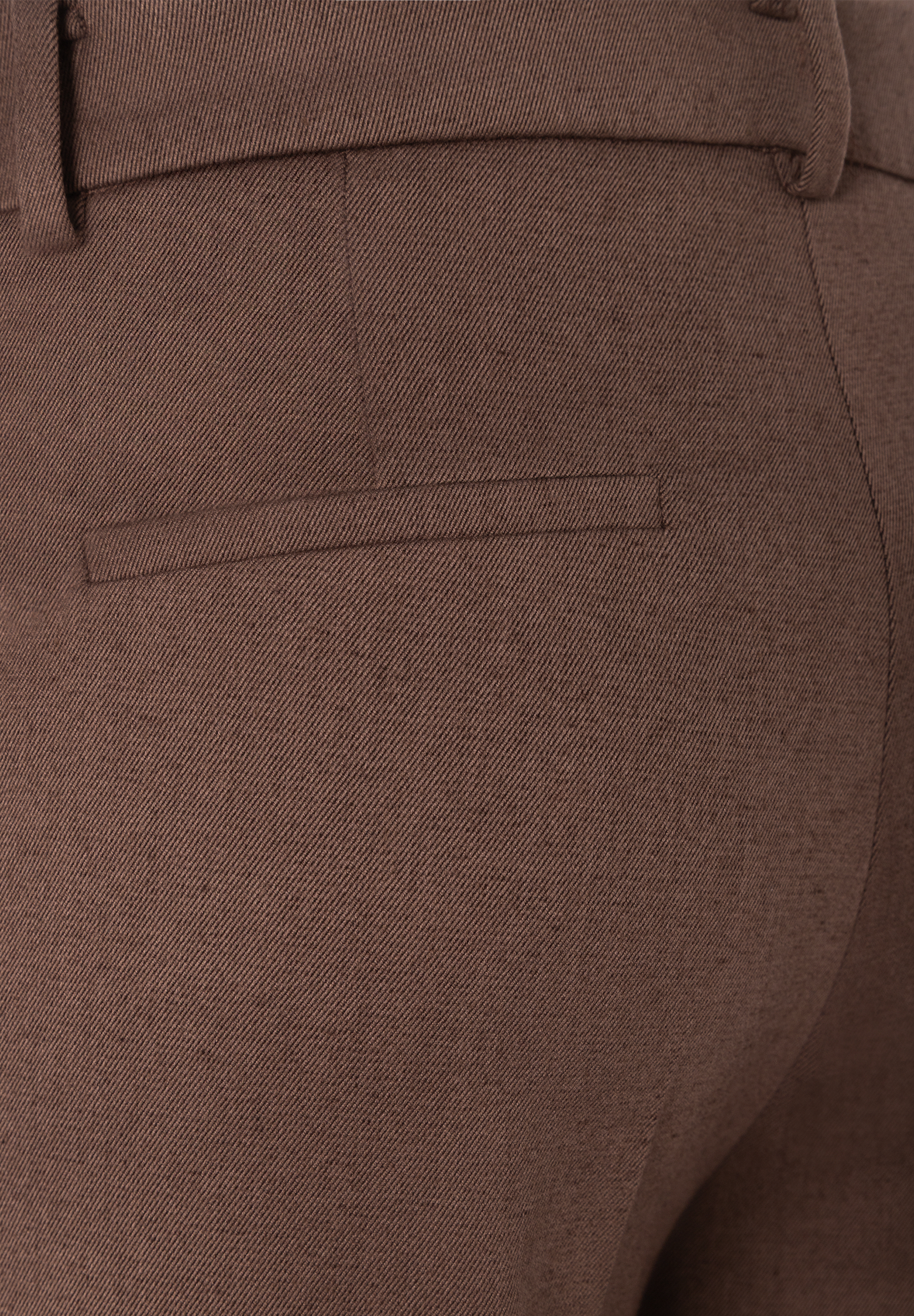 MORE & MORE Jeans: Nahaufnahme der Rückseite einer braunen Hose mit angedeuteter Tasche und Gürtelschlaufen. MORE & MORE Jeans: Nahaufnahme der Rückseite einer braunen Hose mit angedeuteter Tasche und Gürtelschlaufen.