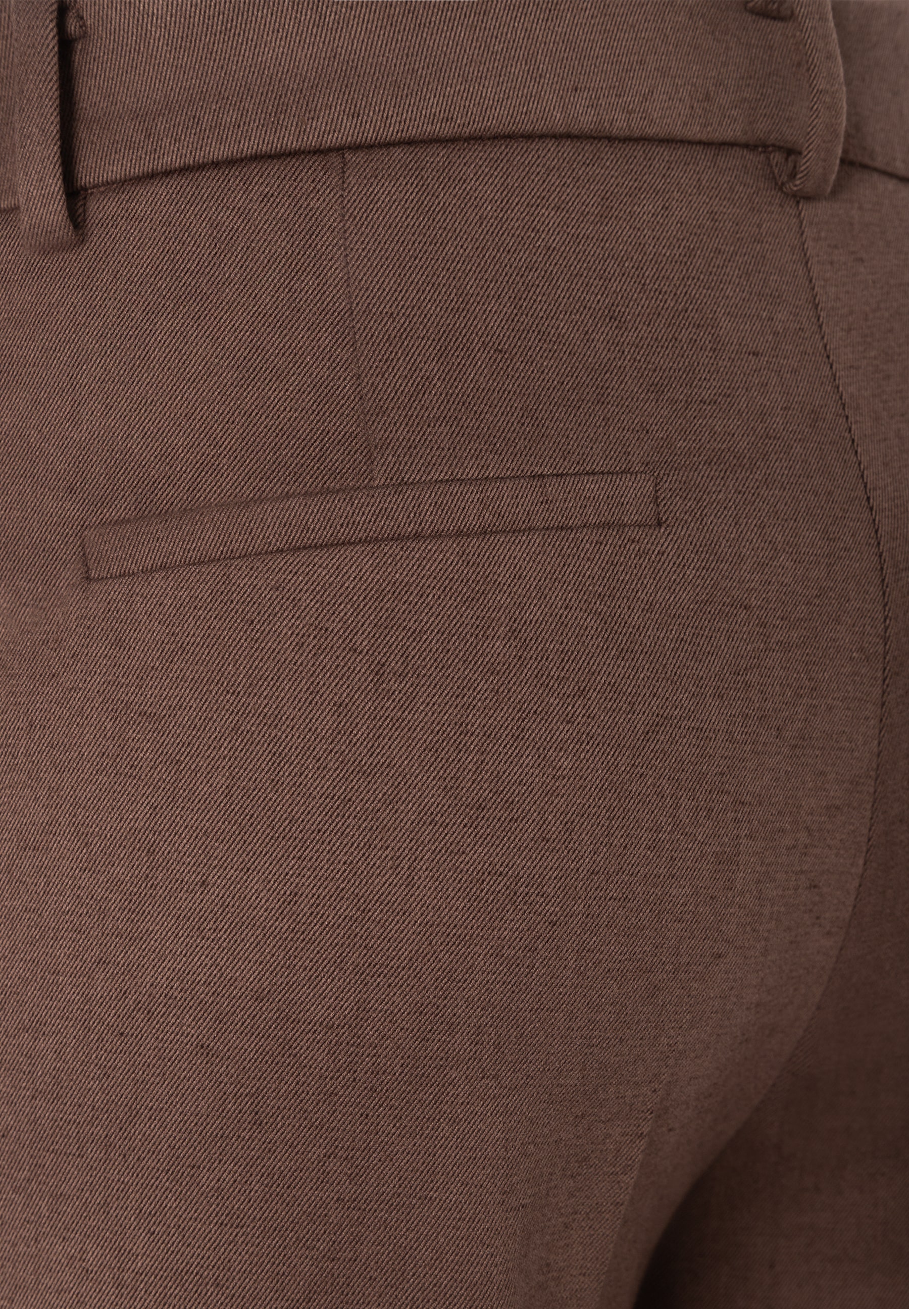 MORE & MORE Jeans: Nahaufnahme der Hinterseite einer braunen Hose mit angedeuteter Gesäßtasche und Gürtelschlaufen. MORE & MORE Jeans: Nahaufnahme der Hinterseite einer braunen Hose mit angedeuteter Gesäßtasche und Gürtelschlaufen.