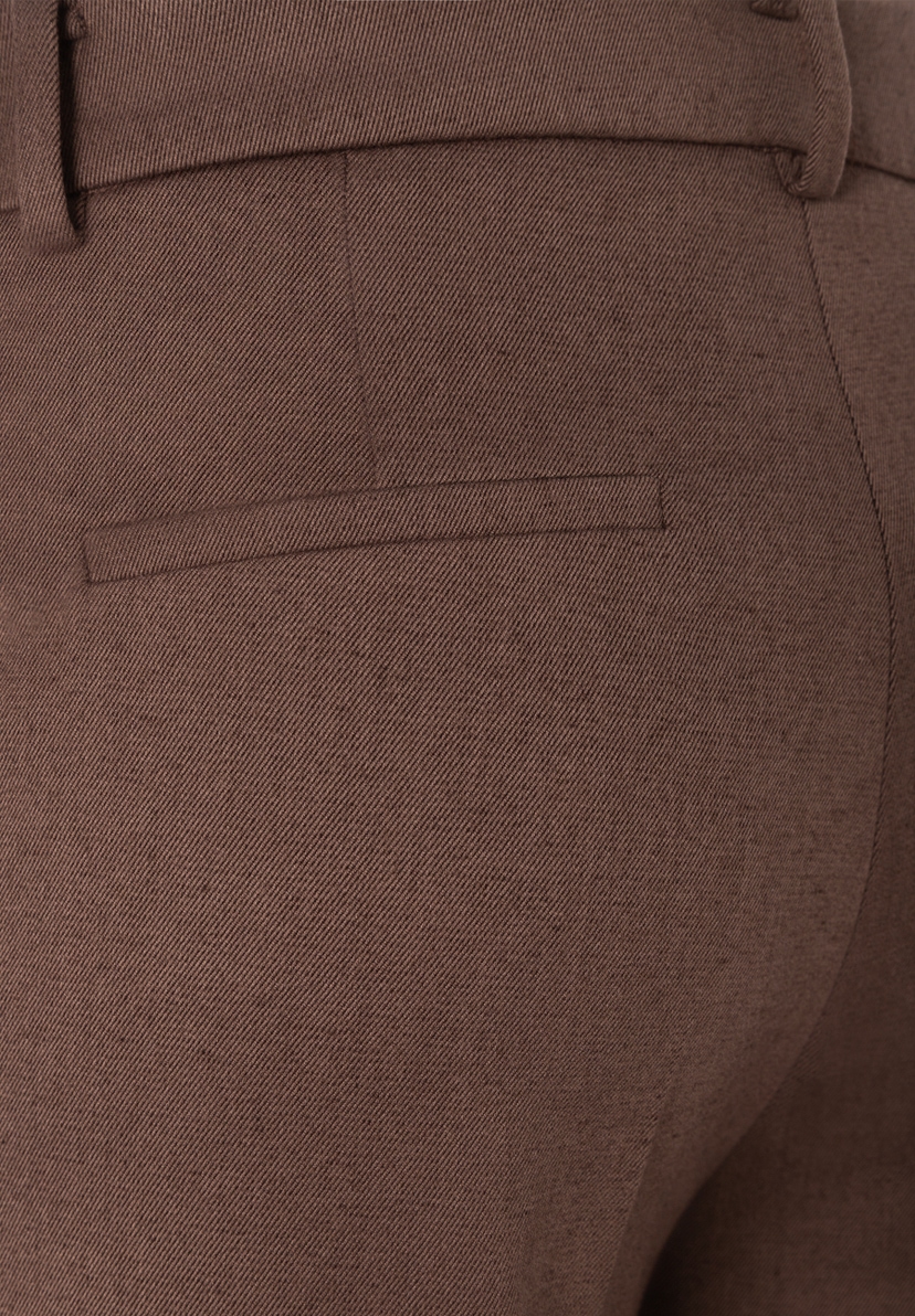MORE & MORE Jeans: Nahaufnahme der Hinterseite einer braunen Hose mit angedeuteter Gesäßtasche und Gürtelschlaufen. MORE & MORE Jeans: Nahaufnahme der Hinterseite einer braunen Hose mit angedeuteter Gesäßtasche und Gürtelschlaufen.