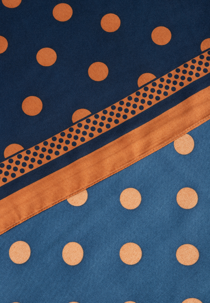 MORE & MORE Accessoire: Blauer Schal mit orangefarbenen Punkten & Streifen, detailreich gewebt. MORE & MORE Accessoire: Blauer Schal mit orangefarbenen Punkten & Streifen, detailreich gewebt.
