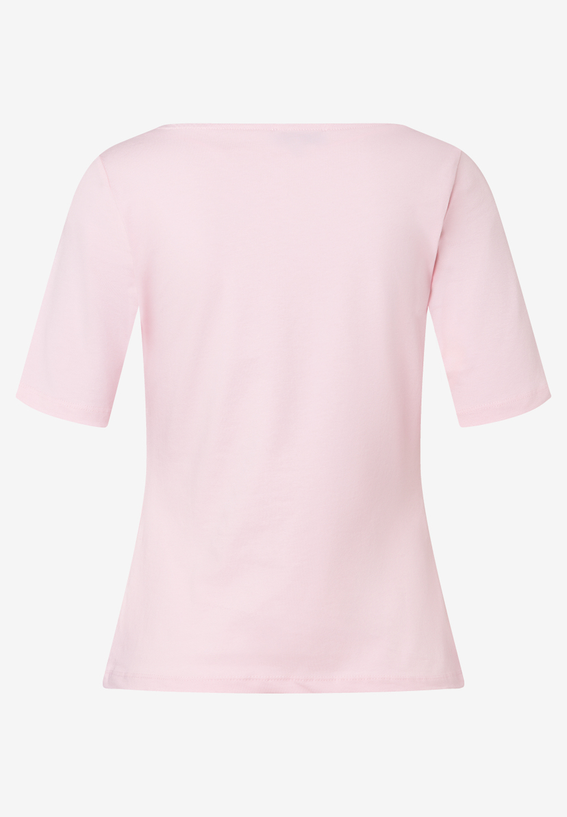 Ein rosafarbenes MORE & MORE T-Shirt mit kurzen Ärmeln liegt flach auf einer weißen Oberfläche. Ein rosafarbenes MORE & MORE T-Shirt mit kurzen Ärmeln liegt flach auf einer weißen Oberfläche.
