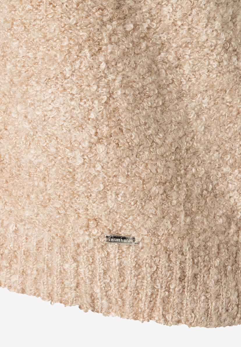 MORE & MORE Pullover mit beigem Lockenstrick und Markenplakette.