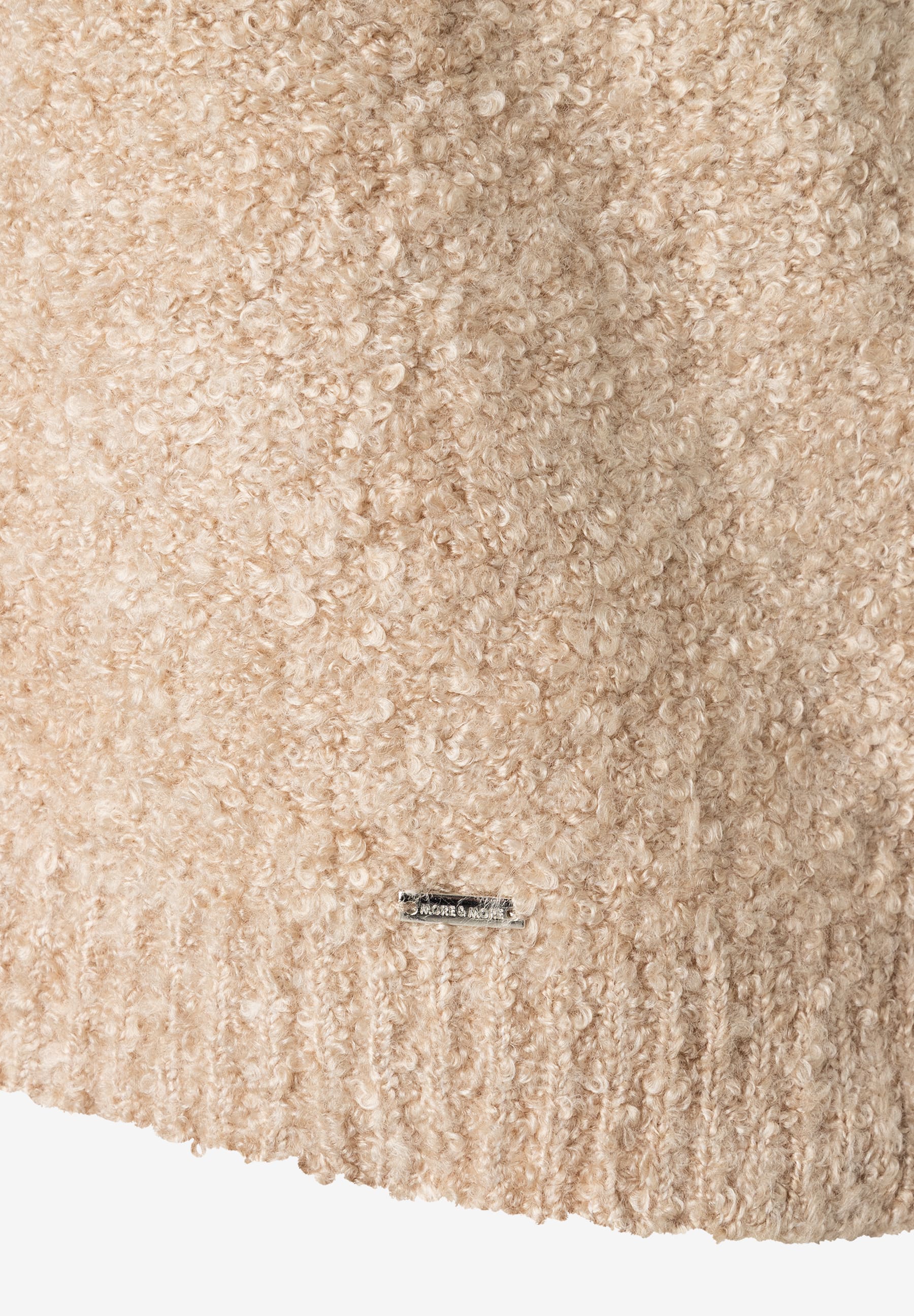 MORE & MORE Pullover mit beigem Lockenstrick und Markenplakette. MORE & MORE Pullover mit beigem Lockenstrick und Markenplakette.