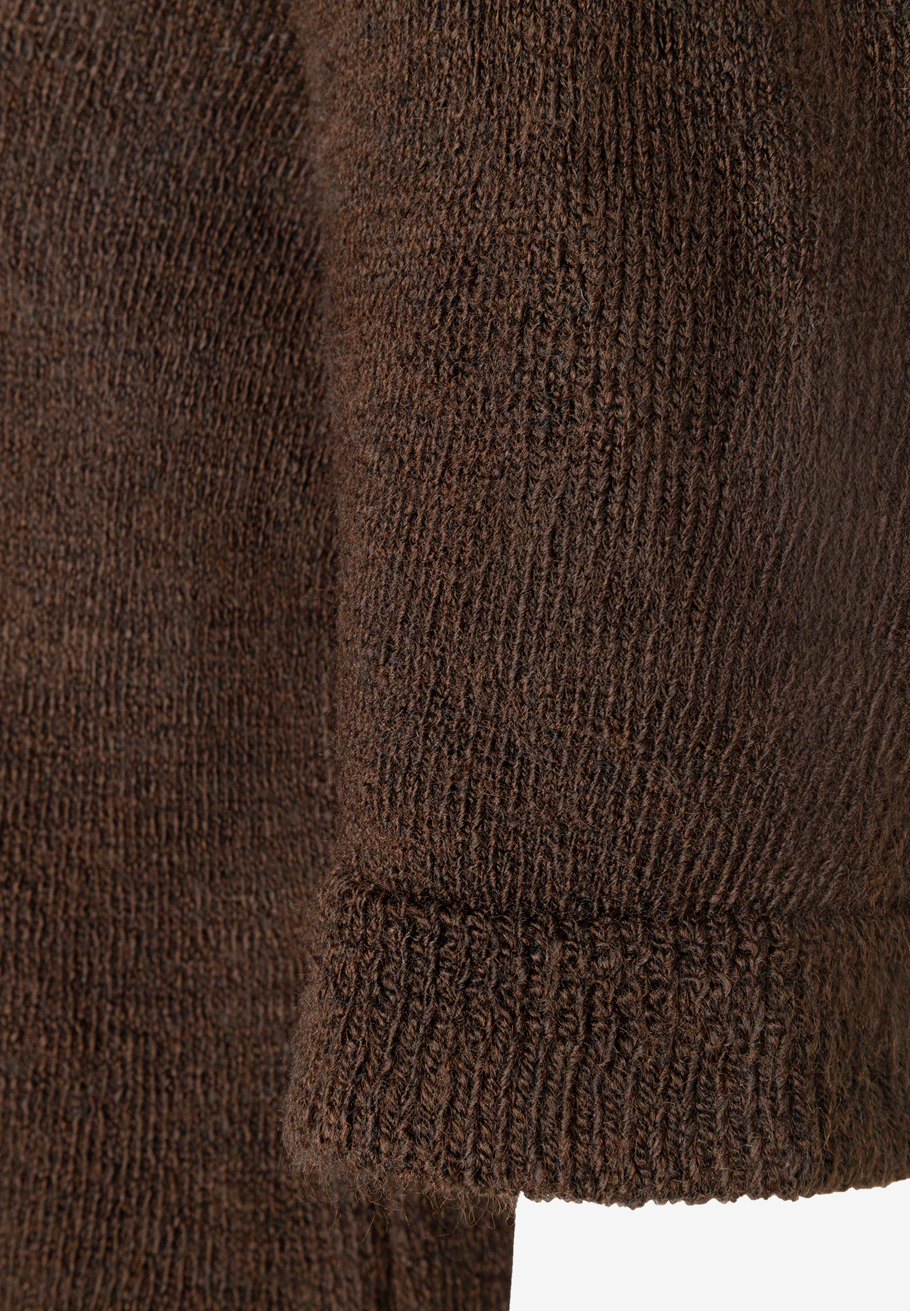Nahaufnahme des Ärmels eines dunkelbraunen MORE & MORE Pullovers aus Strickware mit einem Bündchen
