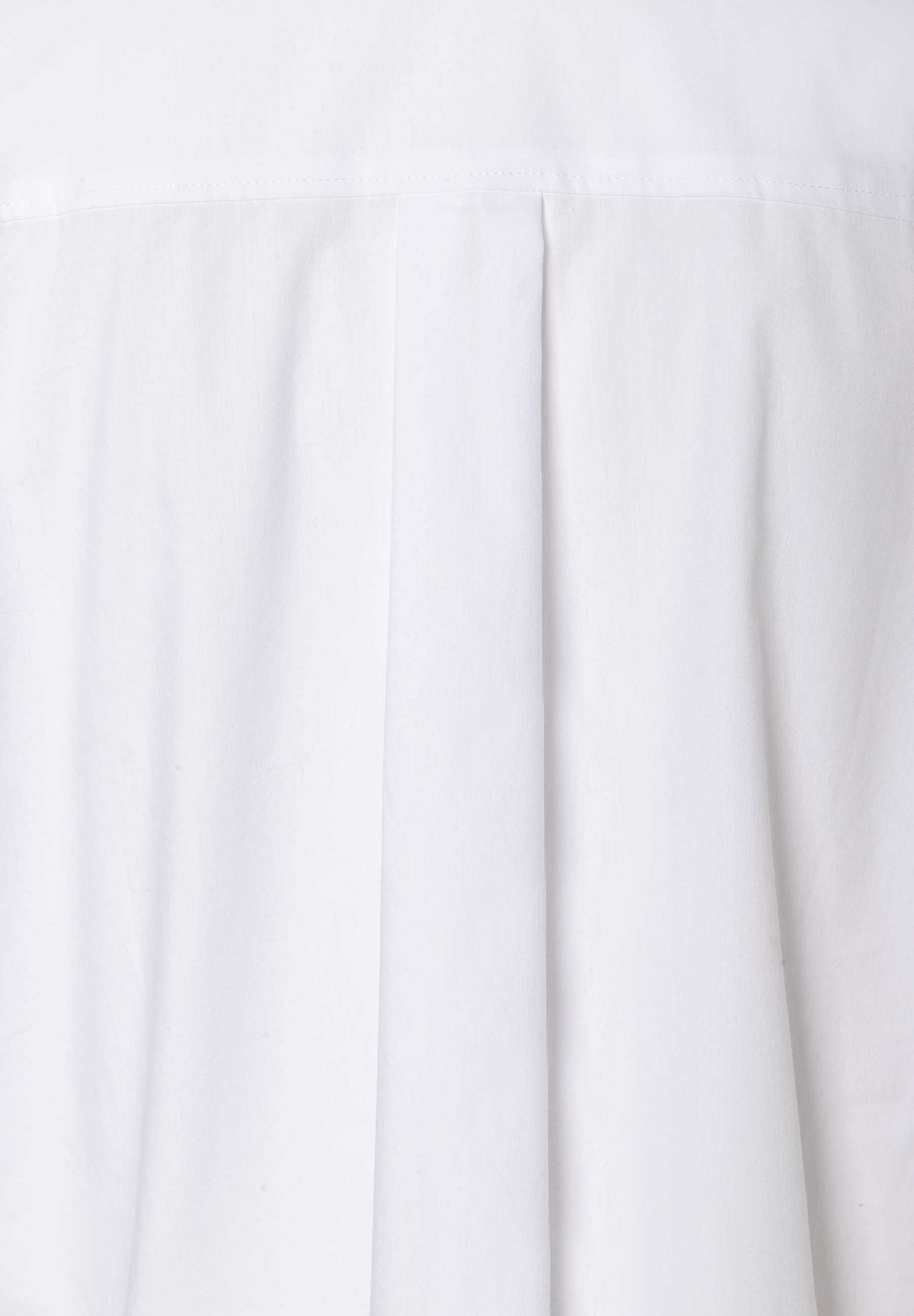 MORE & MORE weiße Bluse. Detailansicht von Rückenfalten und Nähten. Der Stoff ist knitterfrei.
