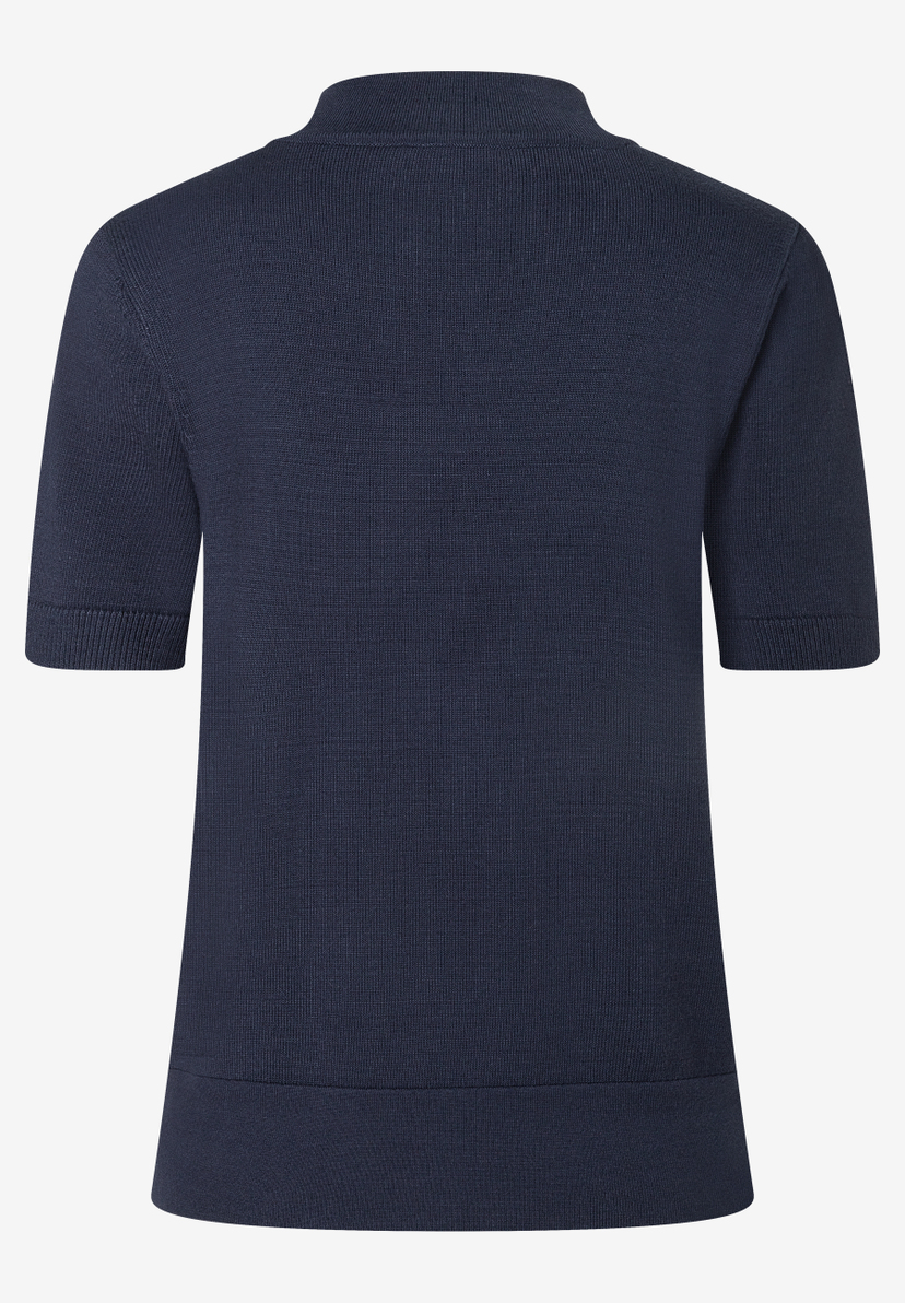 MORE & MORE Feinstrick-Pullover in Marineblau, wärmend & elastisch, mit kurzem Arm. Blick von hinten auf das Oberteil.