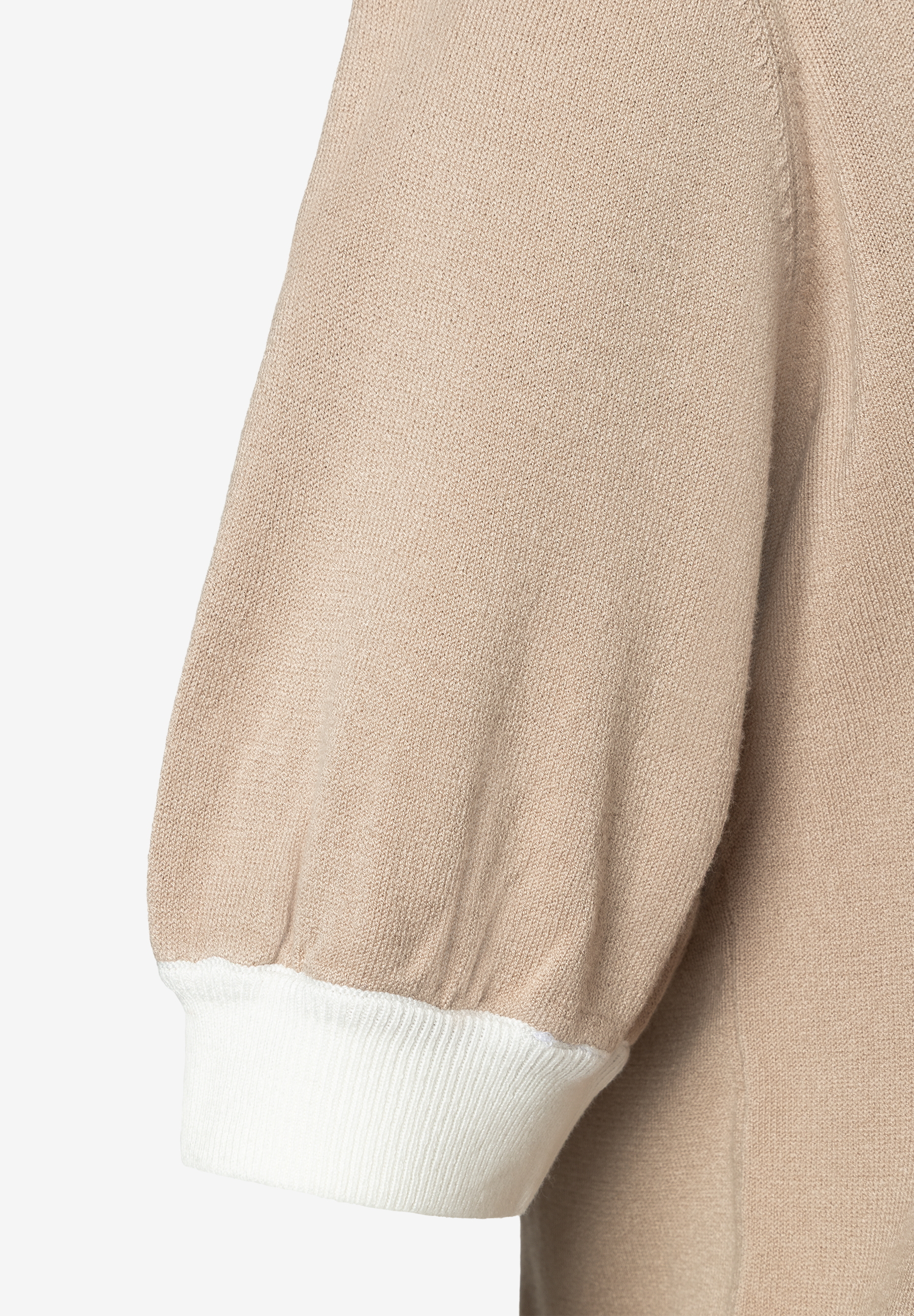 Nahaufnahme eines Ärmels von MORE & MORE Feinstrick-Oberteil mit weißem Bündchen. Nahaufnahme eines Ärmels von MORE & MORE Feinstrick-Oberteil mit weißem Bündchen.