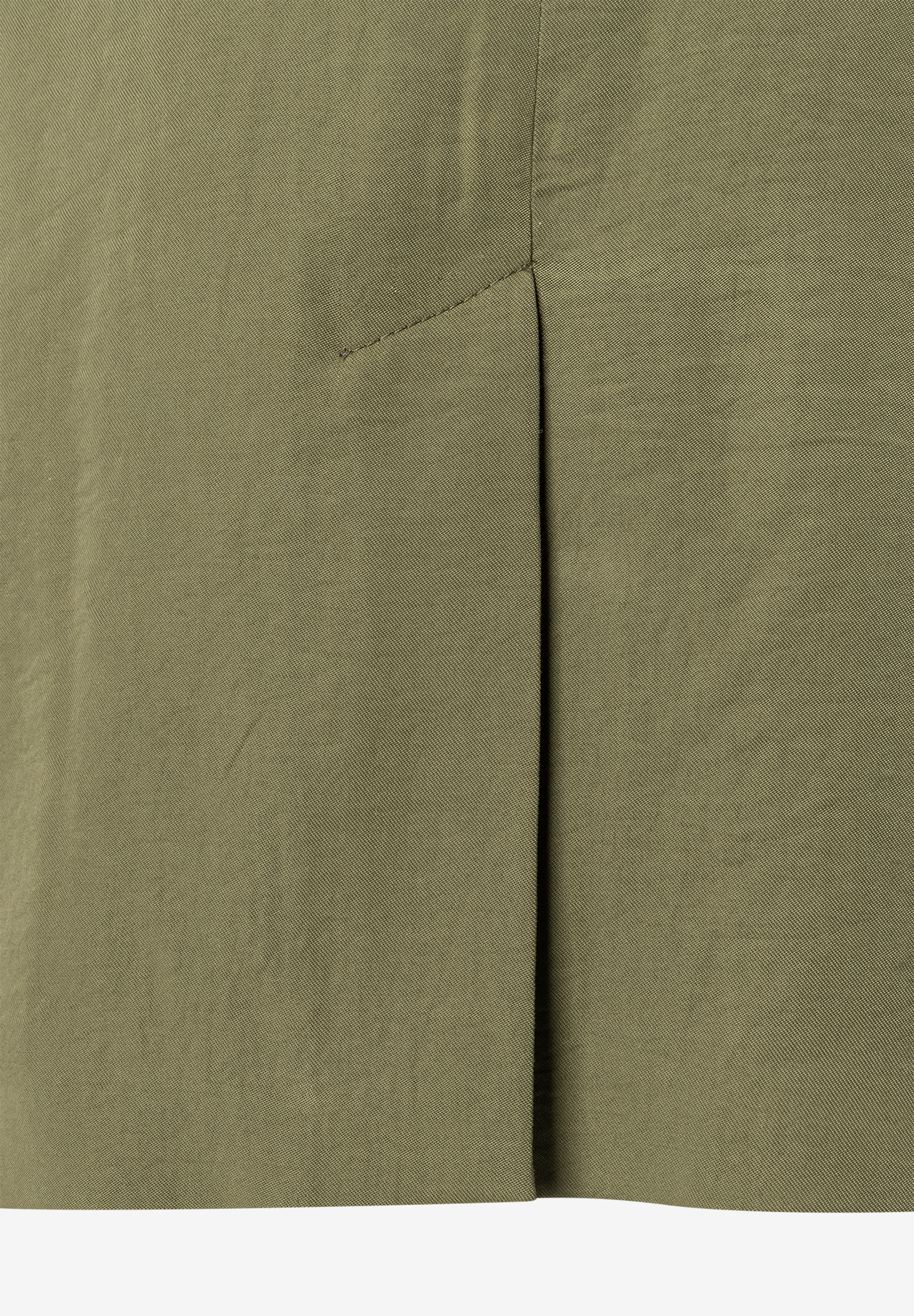 Nahaufnahme eines MORE & MORE Blazers mit Webware und Falte in Khaki. Nahaufnahme eines MORE & MORE Blazers mit Webware und Falte in Khaki.