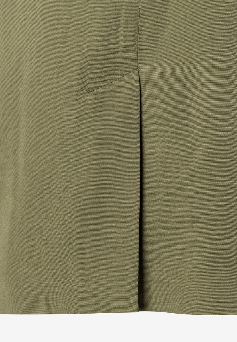 Nahaufnahme eines MORE & MORE Blazers mit Webware und Falte in Khaki. Nahaufnahme eines MORE & MORE Blazers mit Webware und Falte in Khaki.