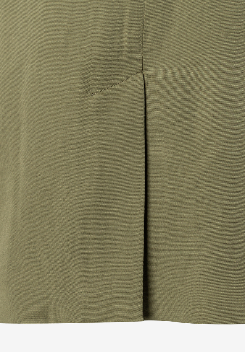 Nahaufnahme eines MORE & MORE Blazers mit Webware und Falte in Khaki. Nahaufnahme eines MORE & MORE Blazers mit Webware und Falte in Khaki.