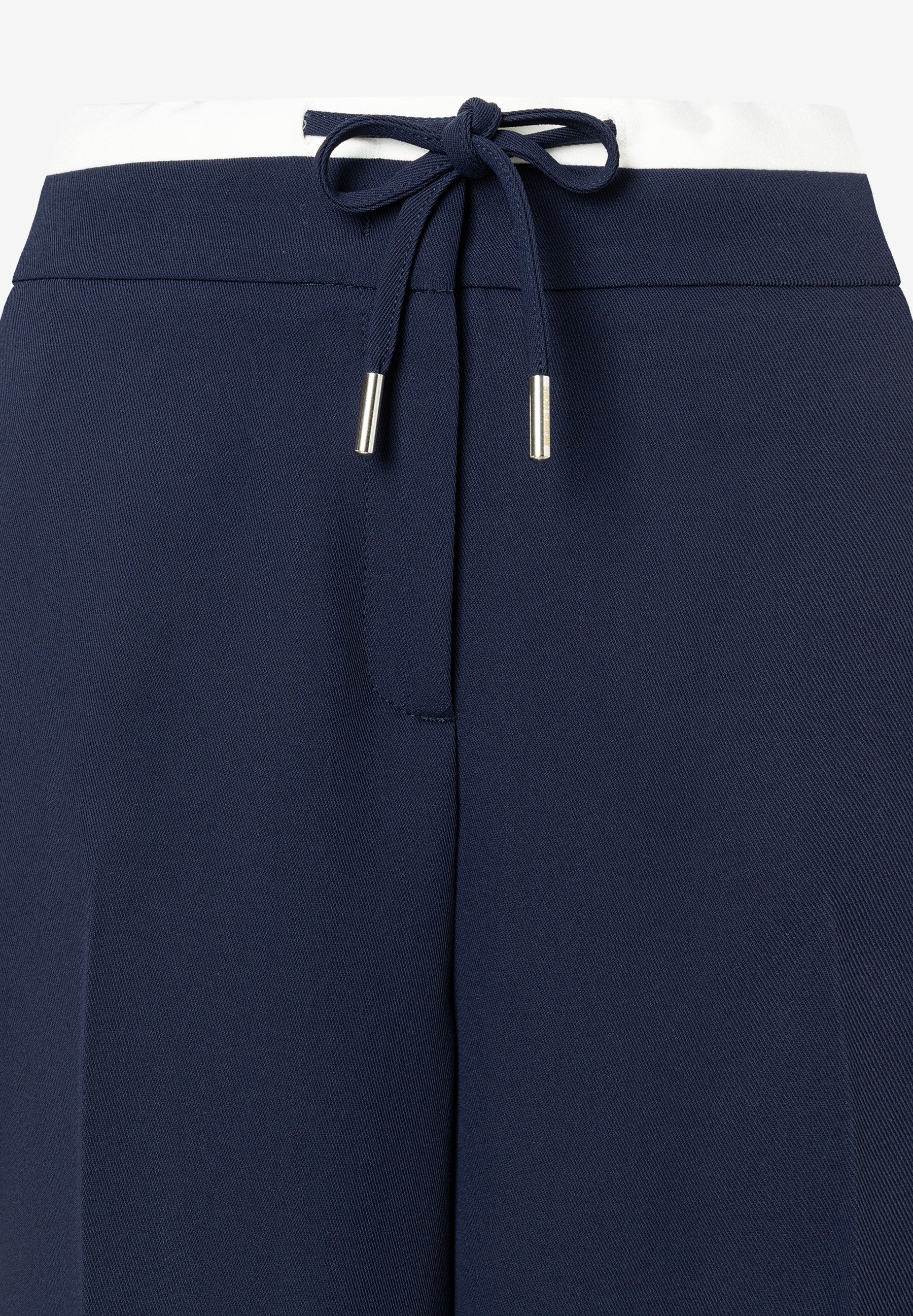Detailaufnahme von MORE & MORE Hose mit Kordelzug in Marineblau und Weiß. Detailaufnahme von MORE & MORE Hose mit Kordelzug in Marineblau und Weiß.