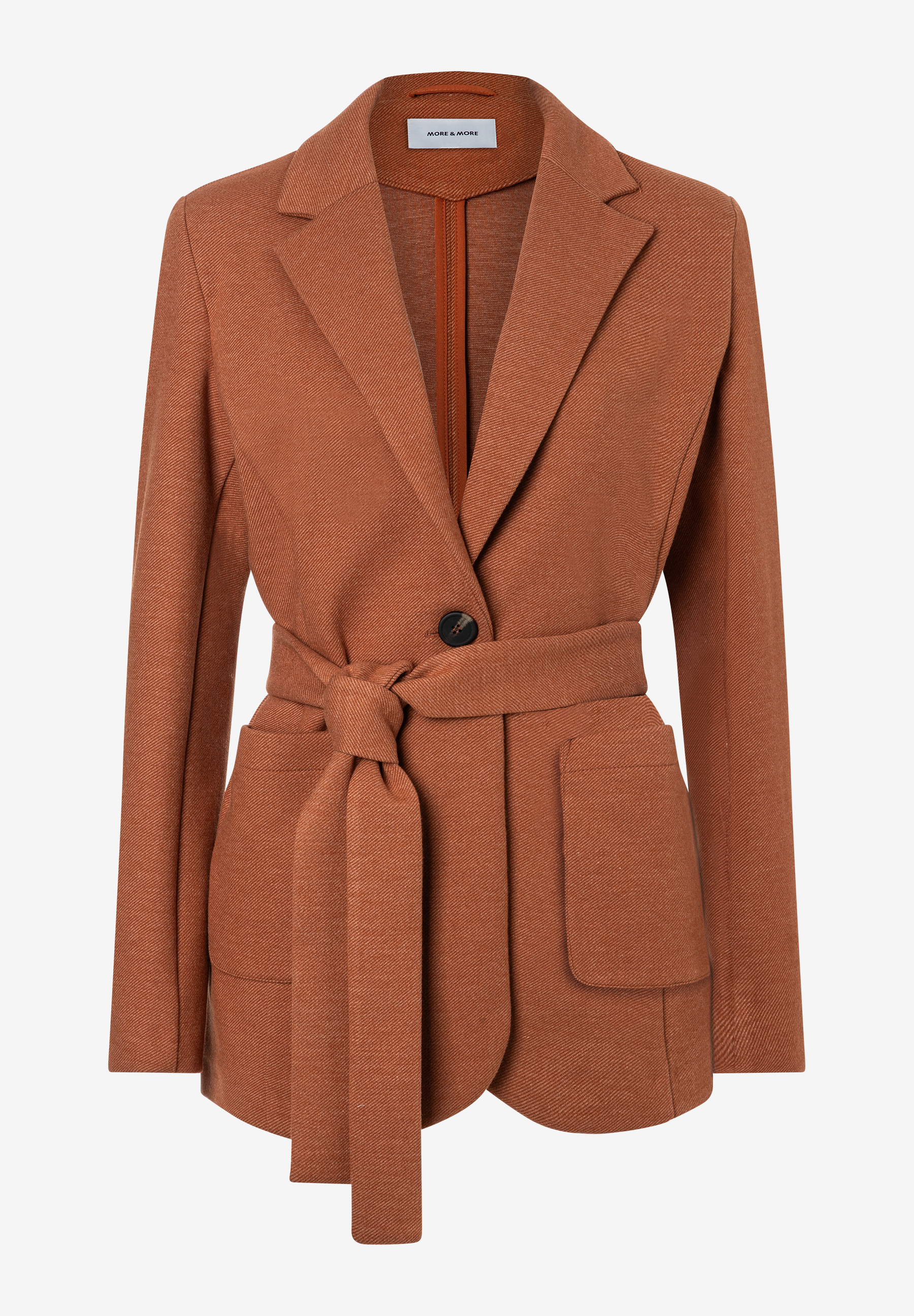 MORE & MORE Damen Blazer, Rostfarben, mit Stoffgürtel, Langarm, reverskragen und Pattentaschen auf weißem Hintergrund. MORE & MORE Damen Blazer, Rostfarben, mit Stoffgürtel, Langarm, reverskragen und Pattentaschen auf weißem Hintergrund.