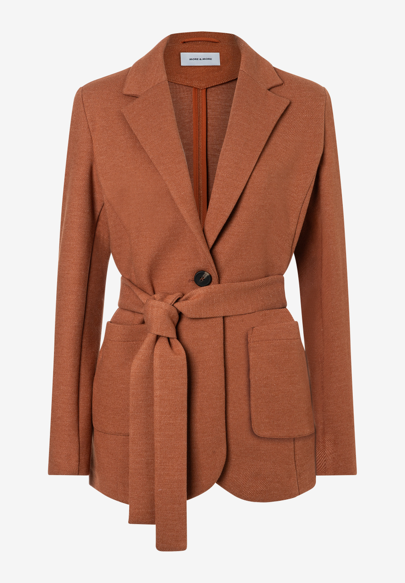 MORE & MORE Damen Blazer, Rostfarben, mit Stoffgürtel, Langarm, reverskragen und Pattentaschen auf weißem Hintergrund. MORE & MORE Damen Blazer, Rostfarben, mit Stoffgürtel, Langarm, reverskragen und Pattentaschen auf weißem Hintergrund.