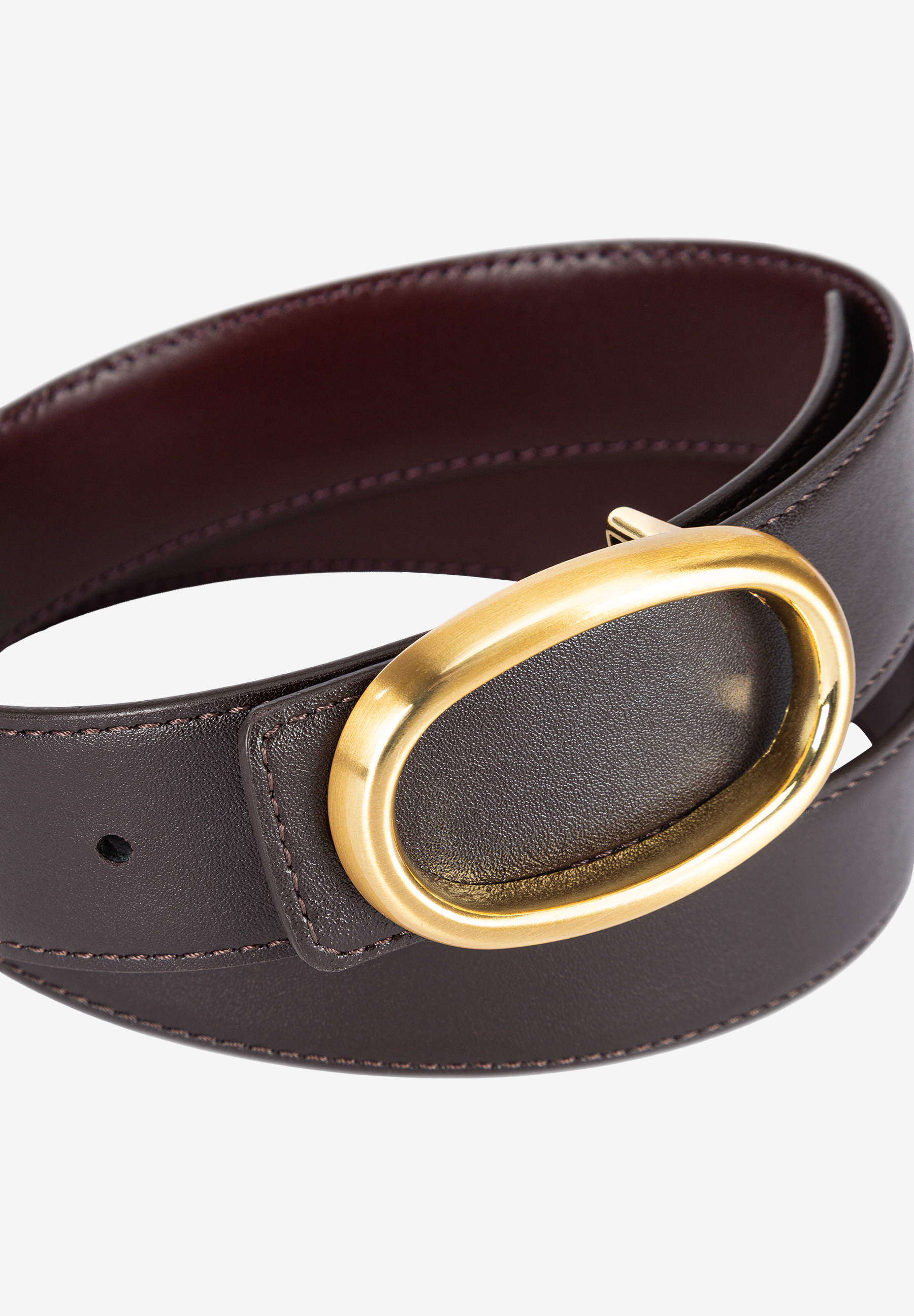 MORE & MORE Accessoires: Brauner Ledergürtel mit goldener, matter Schnalle, elegant geschwungen und genähten Kanten.