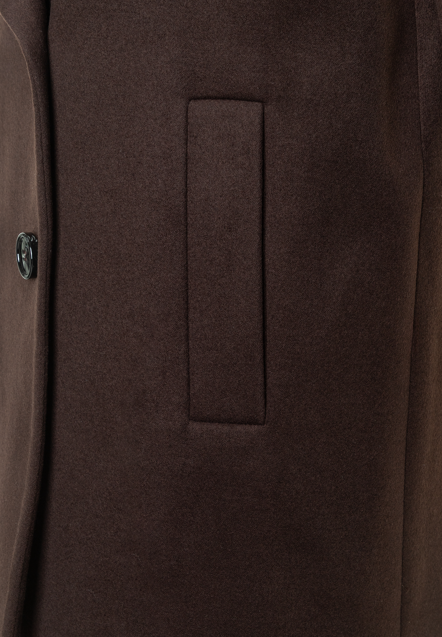 Detailaufnahme eines MORE & MORE Oberteils in Braun mit Knopf und aufgesetzter Tasche. Detailaufnahme eines MORE & MORE Oberteils in Braun mit Knopf und aufgesetzter Tasche.