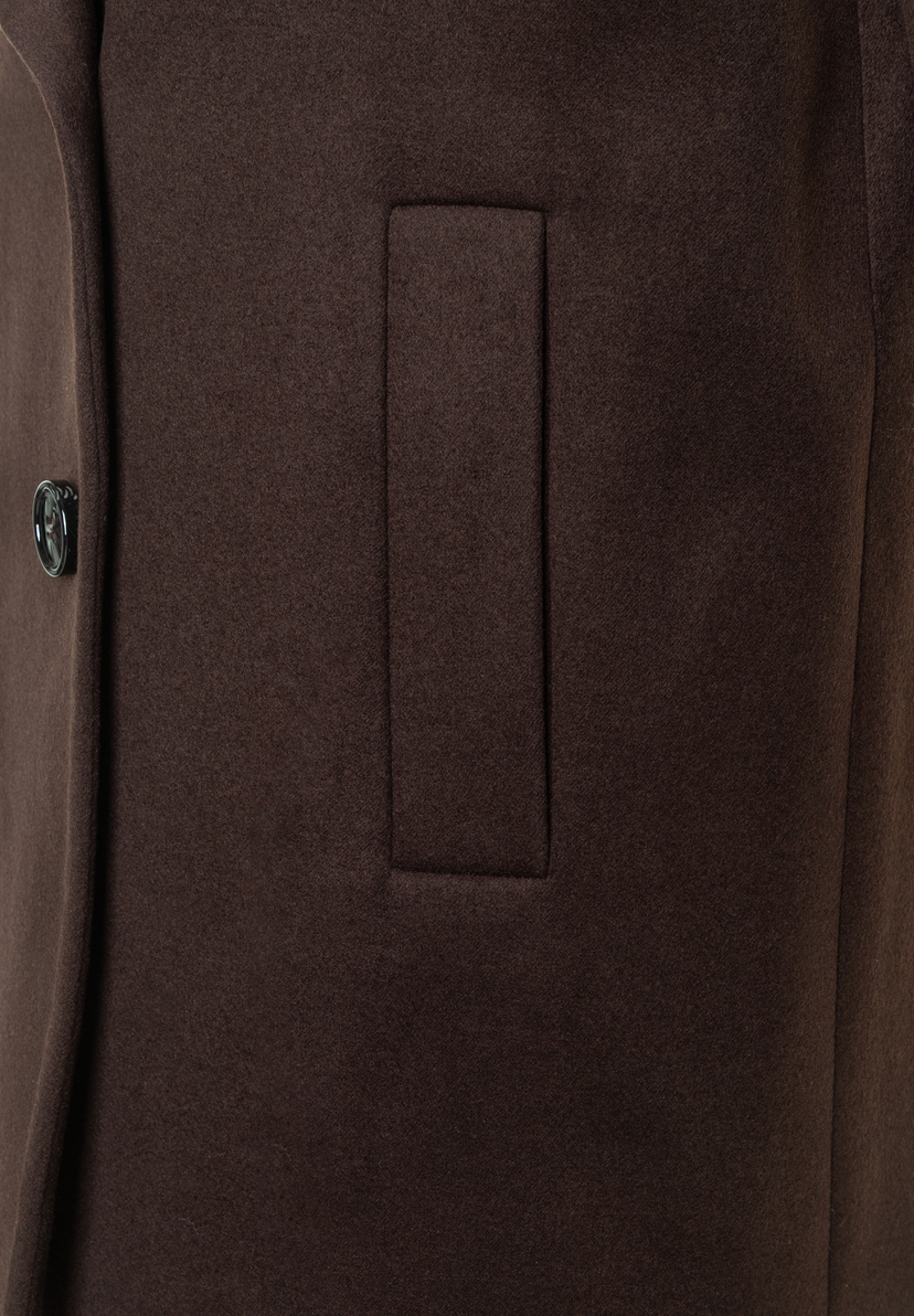 Detailaufnahme eines MORE & MORE Oberteils in Braun mit Knopf und aufgesetzter Tasche. Detailaufnahme eines MORE & MORE Oberteils in Braun mit Knopf und aufgesetzter Tasche.