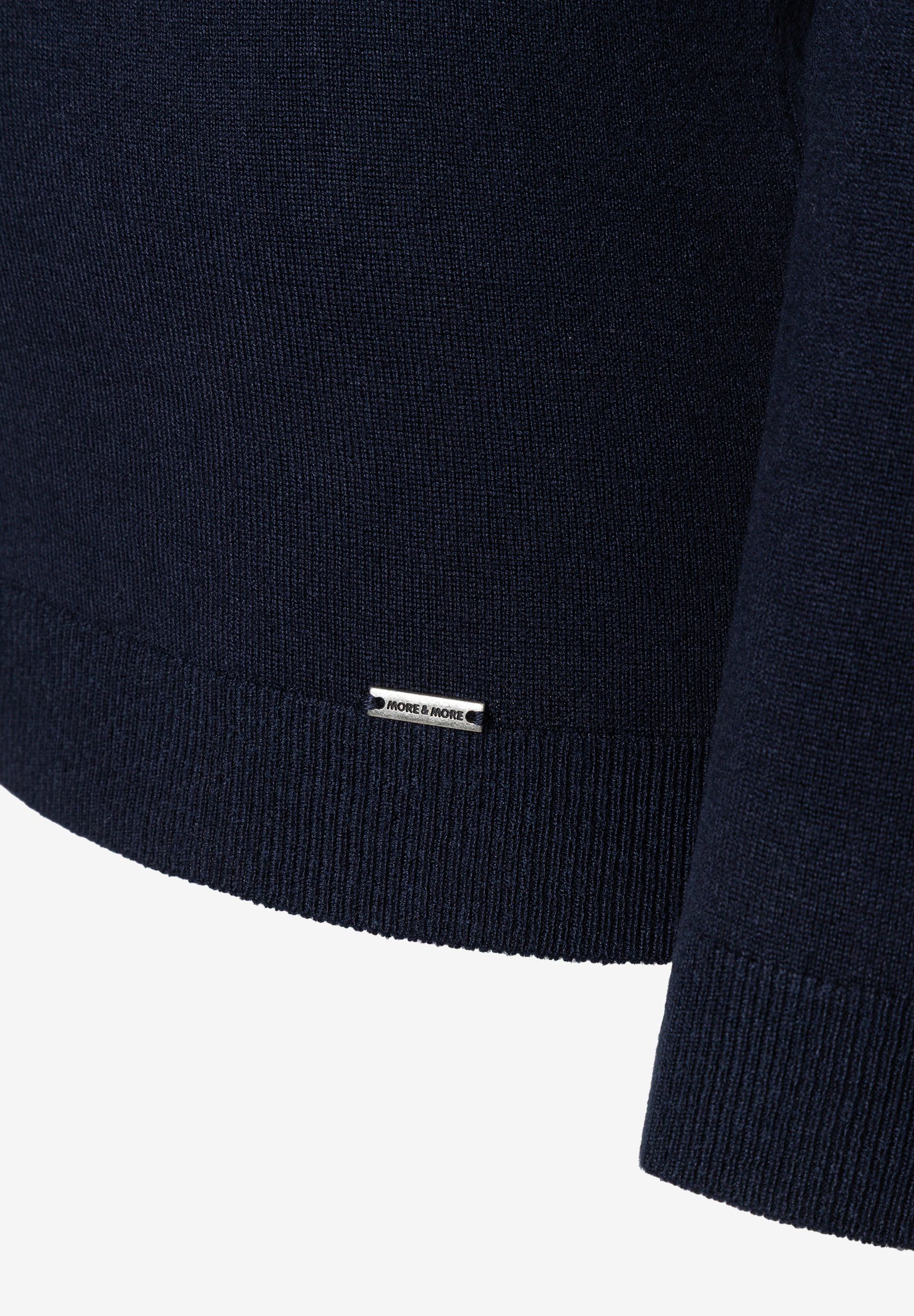 MORE & MORE marineblauer Feinstrickpullover mit geripptem Saum und Ärmelbündchen. Markenlabel mittig auf dem Bund. MORE & MORE marineblauer Feinstrickpullover mit geripptem Saum und Ärmelbündchen. Markenlabel mittig auf dem Bund.