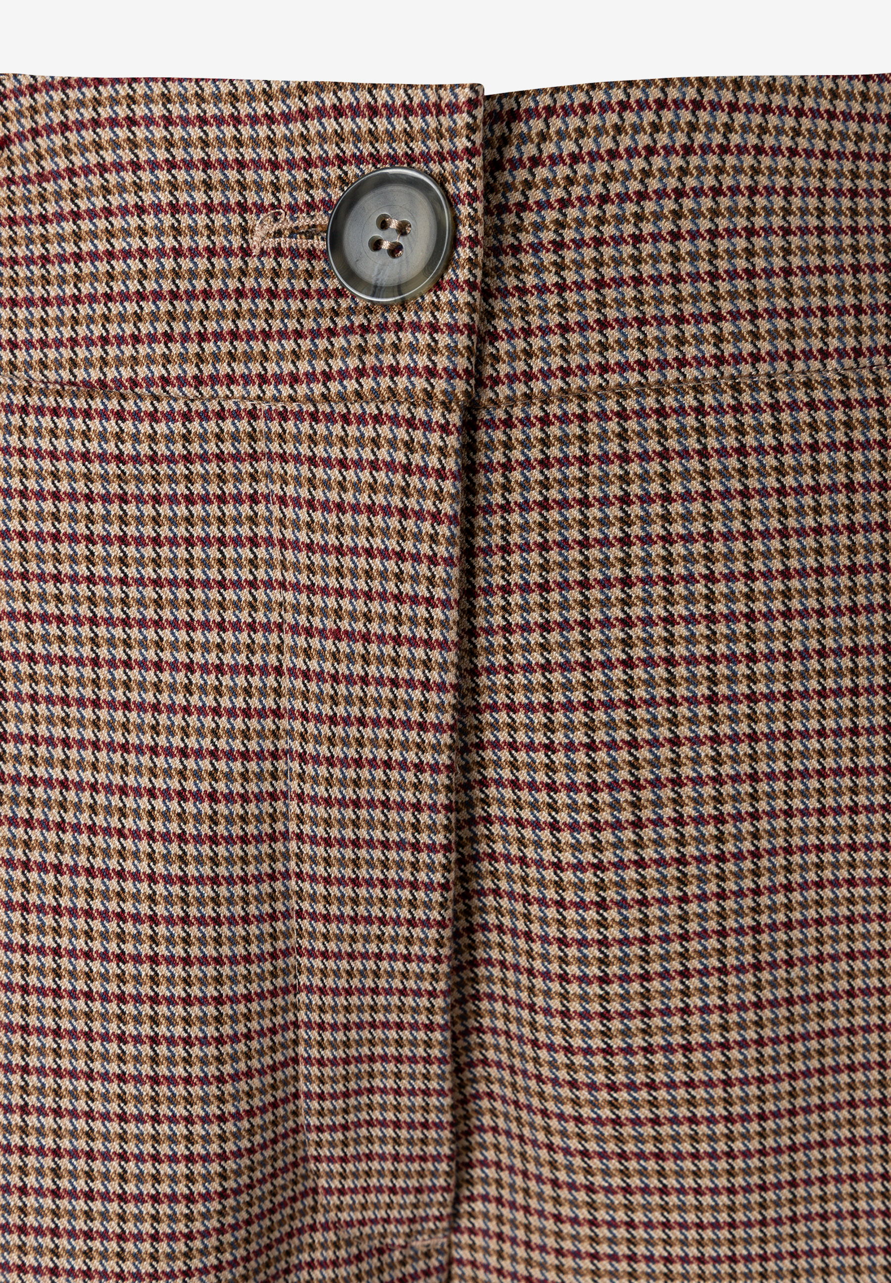 MORE & MORE Jeans mit Hahnentrittmuster in Beige, Rot, Blau und Schwarz; grauer Knopf und eine Naht