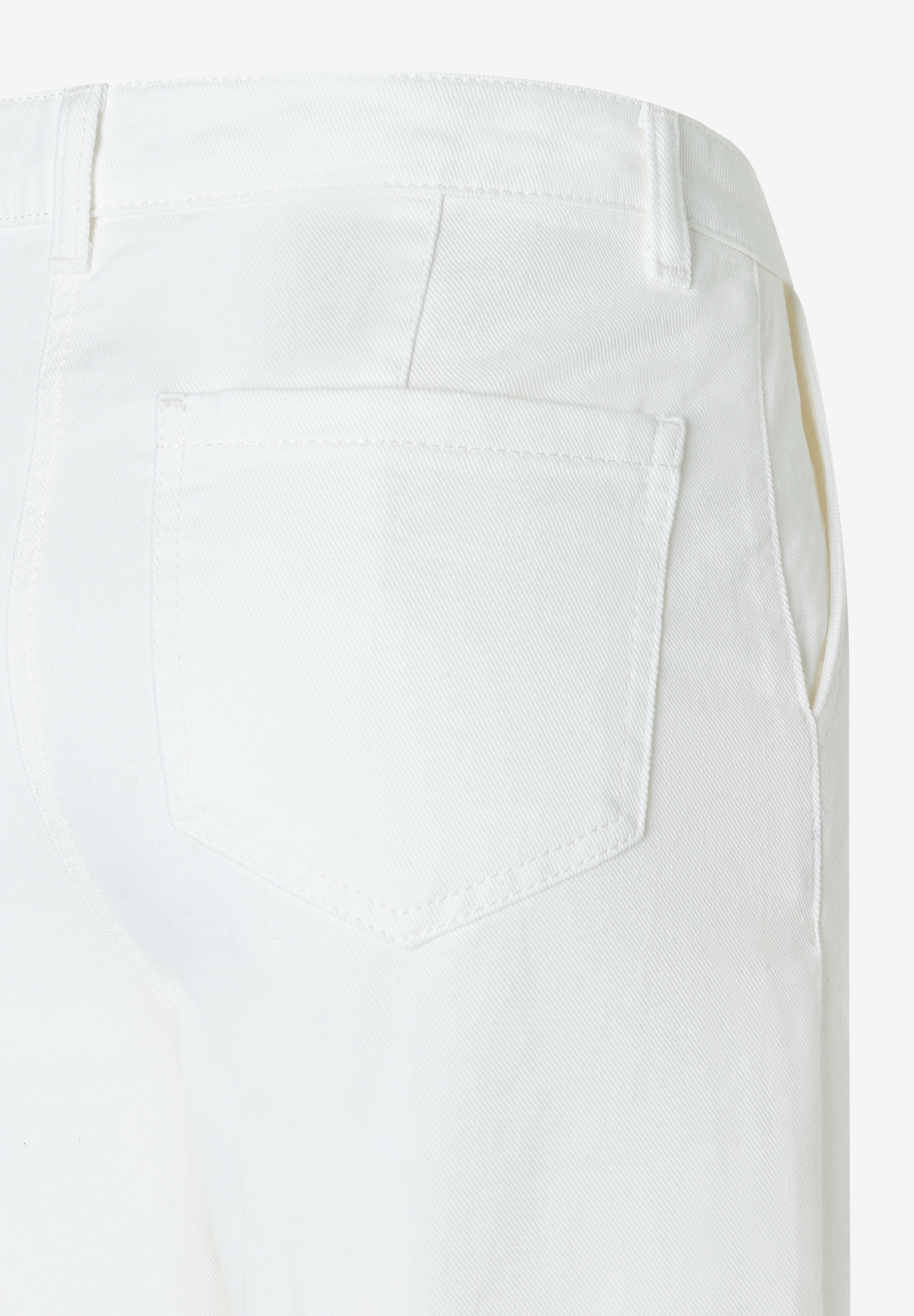 Detailaufnahme einer weißen MORE & MORE Twill-Jeans mit Gesäßtasche. Detailaufnahme einer weißen MORE & MORE Twill-Jeans mit Gesäßtasche.