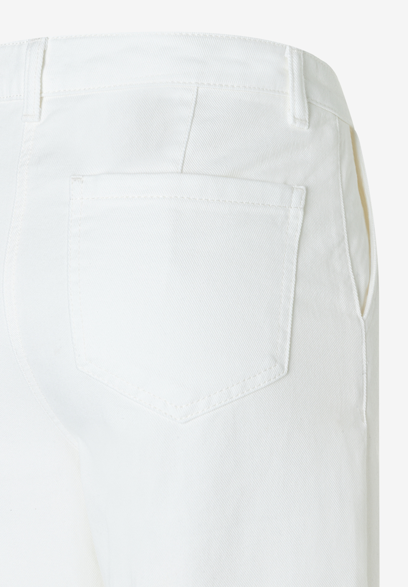 Detailaufnahme einer weißen MORE & MORE Twill-Jeans mit Gesäßtasche. Detailaufnahme einer weißen MORE & MORE Twill-Jeans mit Gesäßtasche.