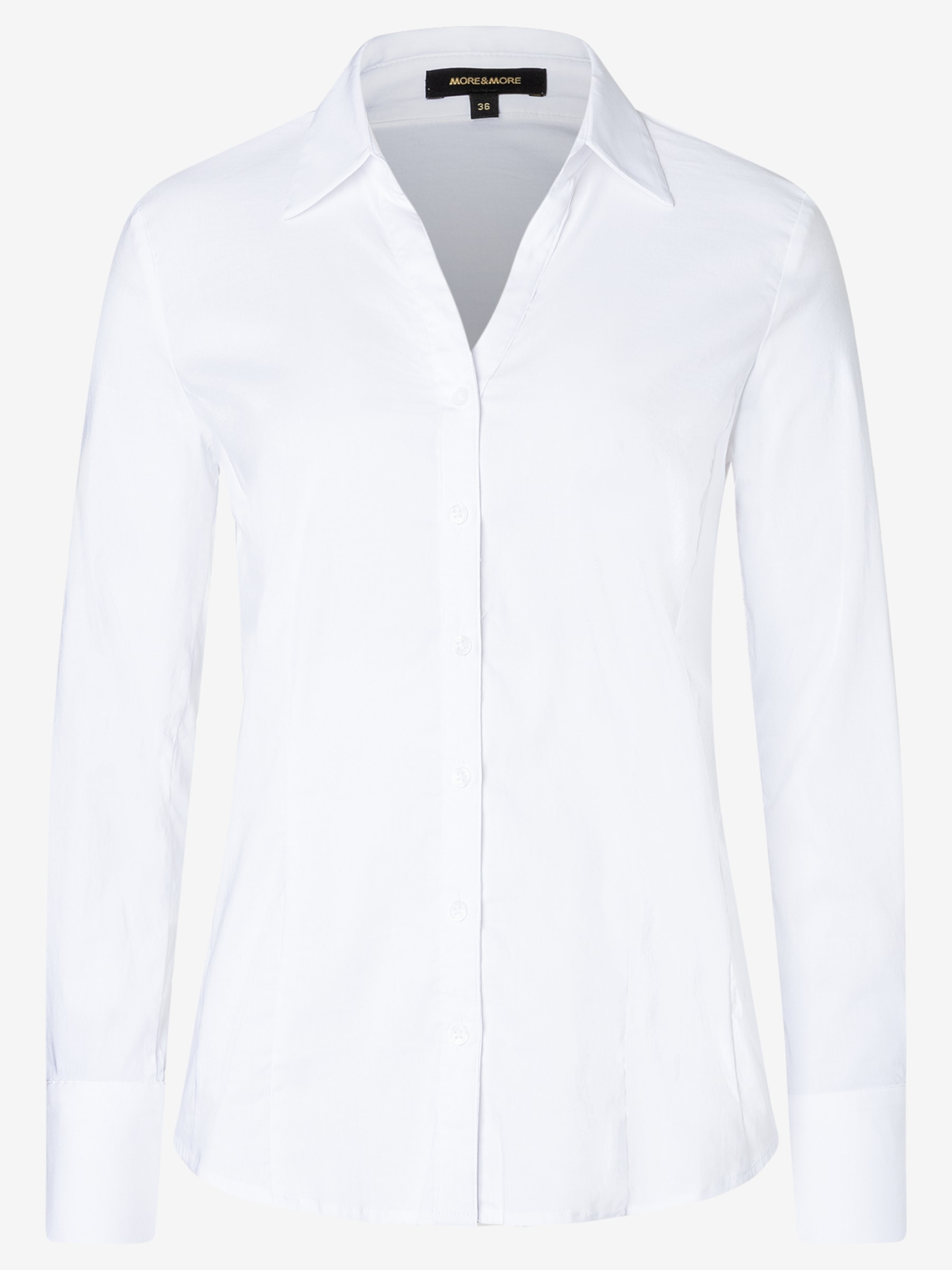 Eine weiße Bluse von MORE & MORE mit langen Ärmeln und durchgehender Knopfleiste. Eine weiße Bluse von MORE & MORE mit langen Ärmeln und durchgehender Knopfleiste.