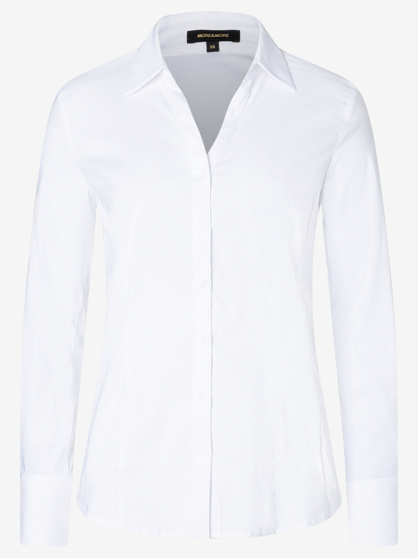Eine weiße Bluse von MORE & MORE mit langen Ärmeln und durchgehender Knopfleiste. Eine weiße Bluse von MORE & MORE mit langen Ärmeln und durchgehender Knopfleiste.