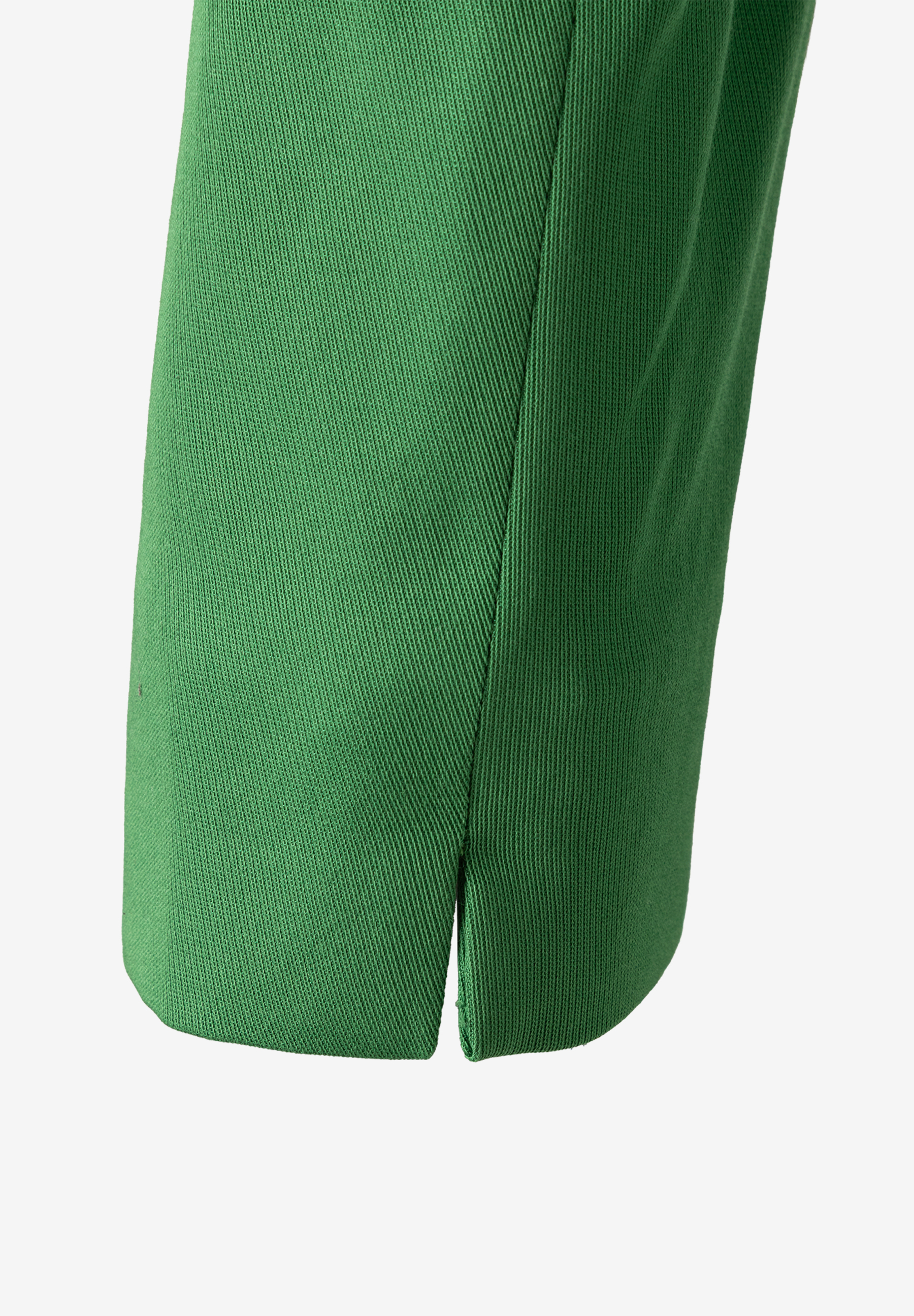 Nahaufnahme vom Ärmel eines grünen MORE & MORE Blazers mit kleinem Schlitz. Nahaufnahme vom Ärmel eines grünen MORE & MORE Blazers mit kleinem Schlitz.