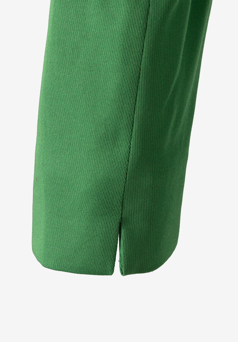 Nahaufnahme vom Ärmel eines grünen MORE & MORE Blazers mit kleinem Schlitz. Nahaufnahme vom Ärmel eines grünen MORE & MORE Blazers mit kleinem Schlitz.