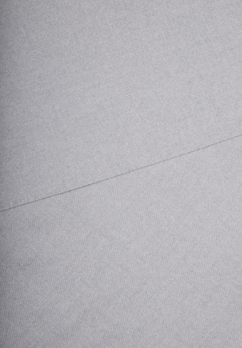 MORE & MORE Accessoires: Hellgrauer, weicher Stoff mit feiner Textur und einer diagonalen Falte in der Mitte. MORE & MORE Accessoires: Hellgrauer, weicher Stoff mit feiner Textur und einer diagonalen Falte in der Mitte.