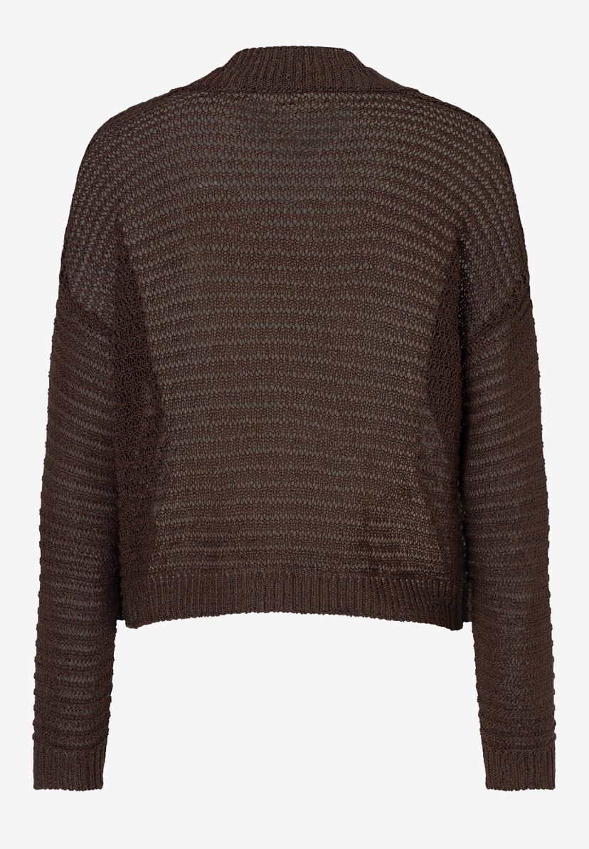 MORE & MORE Pullover aus braunem Grobstrick mit Rippbündchen an Kragen, Ärmeln und Saum, auf weißem Hintergrund. MORE & MORE Pullover aus braunem Grobstrick mit Rippbündchen an Kragen, Ärmeln und Saum, auf weißem Hintergrund.