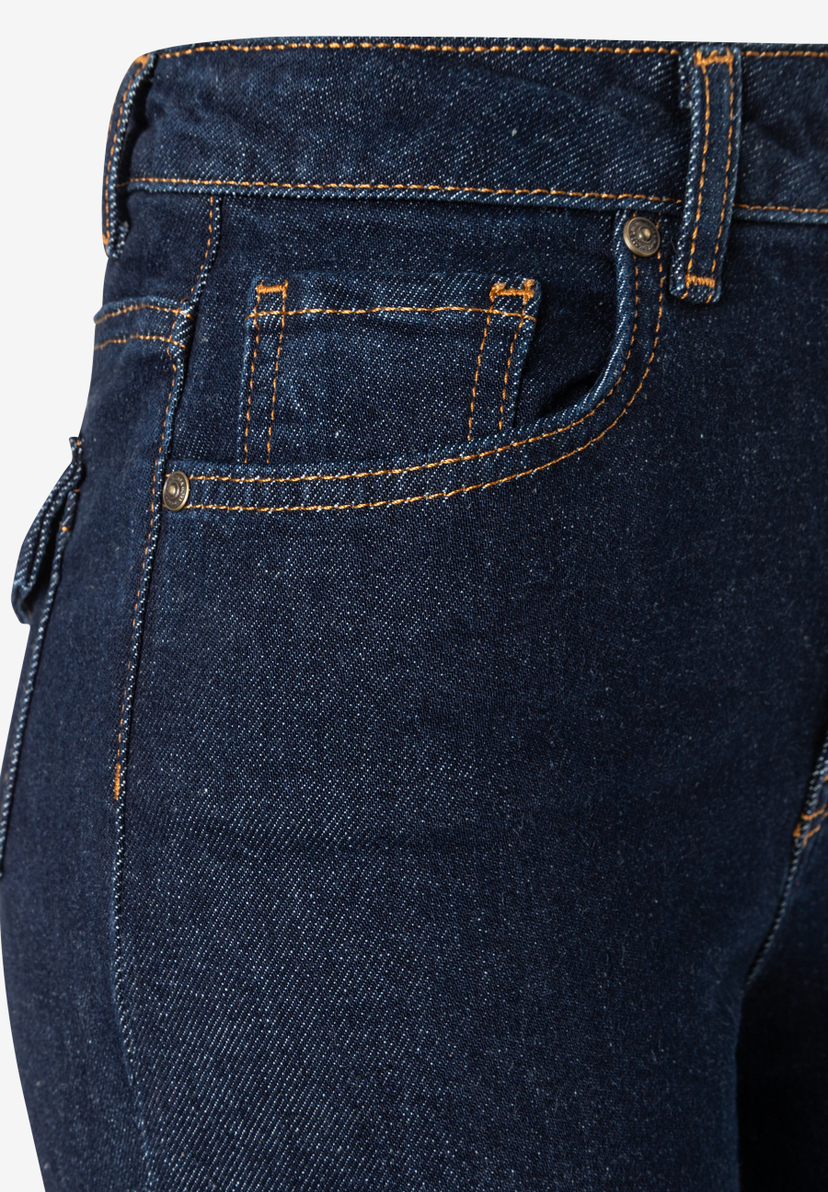 MORE & MORE Jeans aus dunklem Denim mit elastischem Tragekomfort, gelben Nähten und kupfernen Knöpfen. MORE & MORE Jeans aus dunklem Denim mit elastischem Tragekomfort, gelben Nähten und kupfernen Knöpfen.