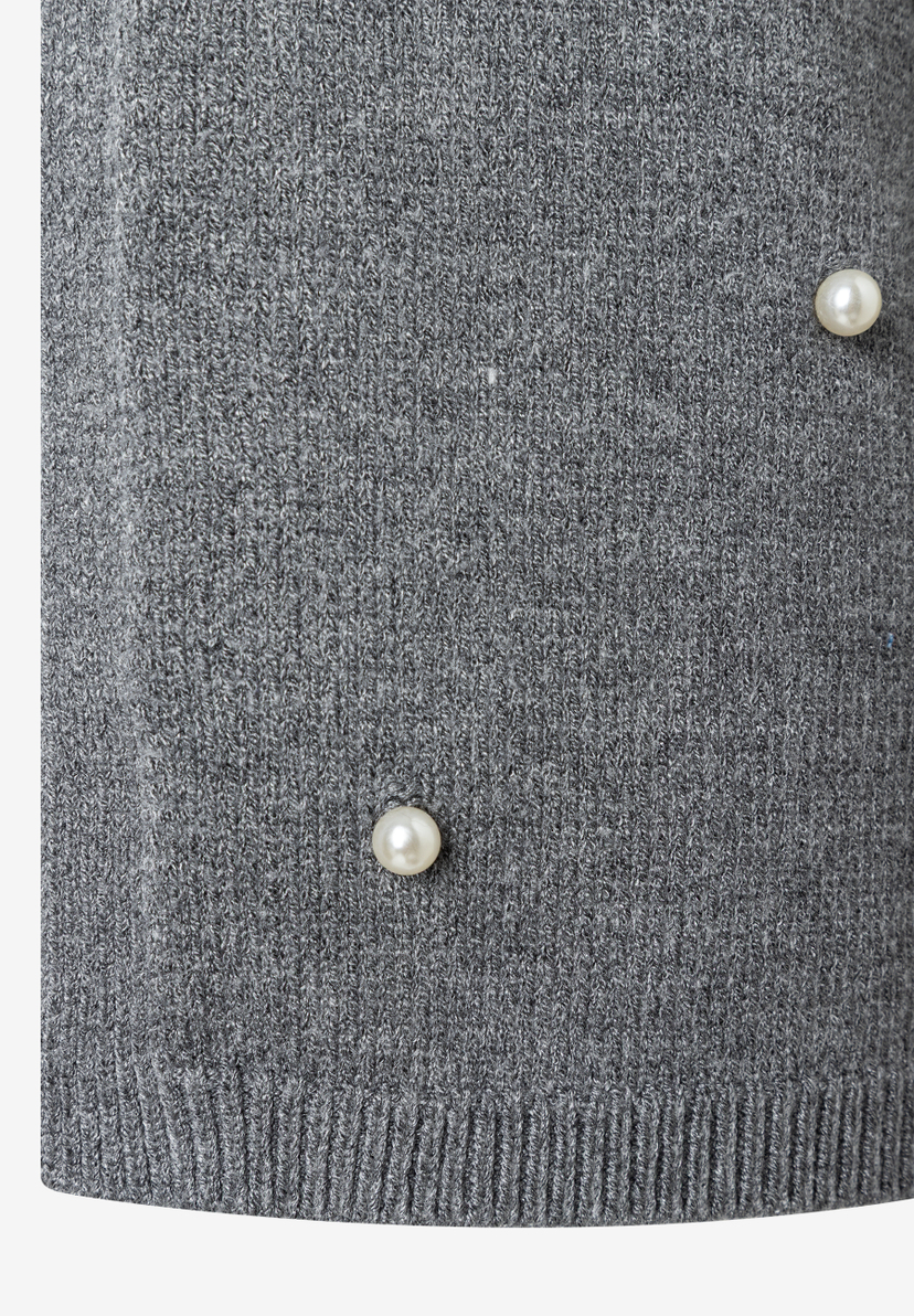 Detailansicht eines grauen Feinstrick-Pullovers von MORE & MORE mit Zierperlen. Detailansicht eines grauen Feinstrick-Pullovers von MORE & MORE mit Zierperlen.
