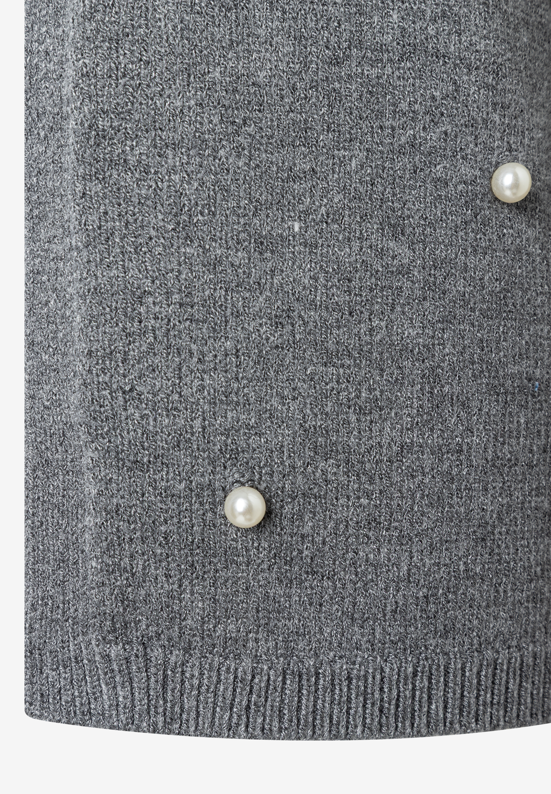 Detailansicht eines grauen Feinstrick-Pullovers von MORE & MORE mit Zierperlen. Detailansicht eines grauen Feinstrick-Pullovers von MORE & MORE mit Zierperlen.