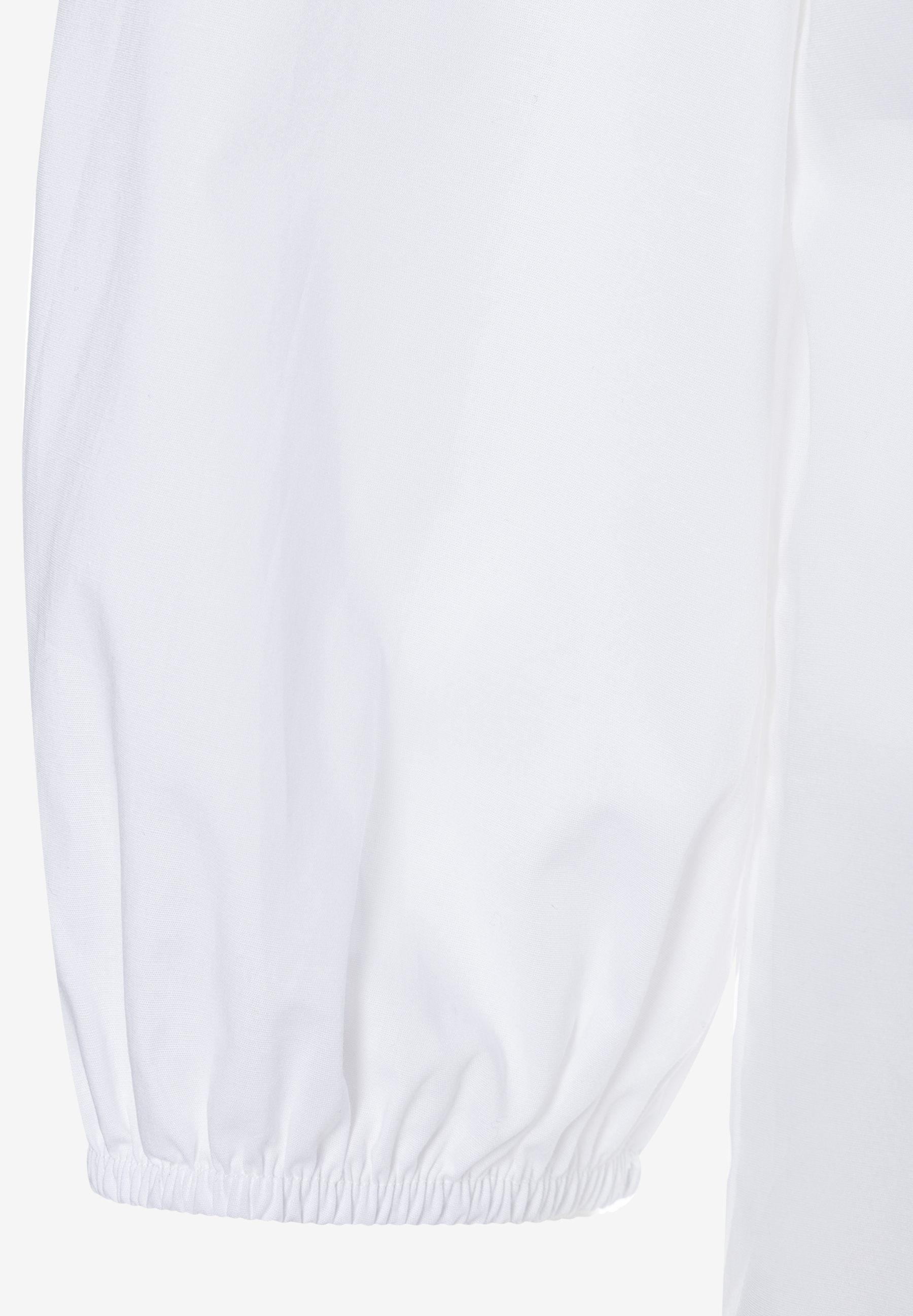 MORE & MORE weiße Bluse mit Puffärmeln und elastischen Bündchen, detailreiche Aufnahme des Ärmels. MORE & MORE weiße Bluse mit Puffärmeln und elastischen Bündchen, detailreiche Aufnahme des Ärmels.