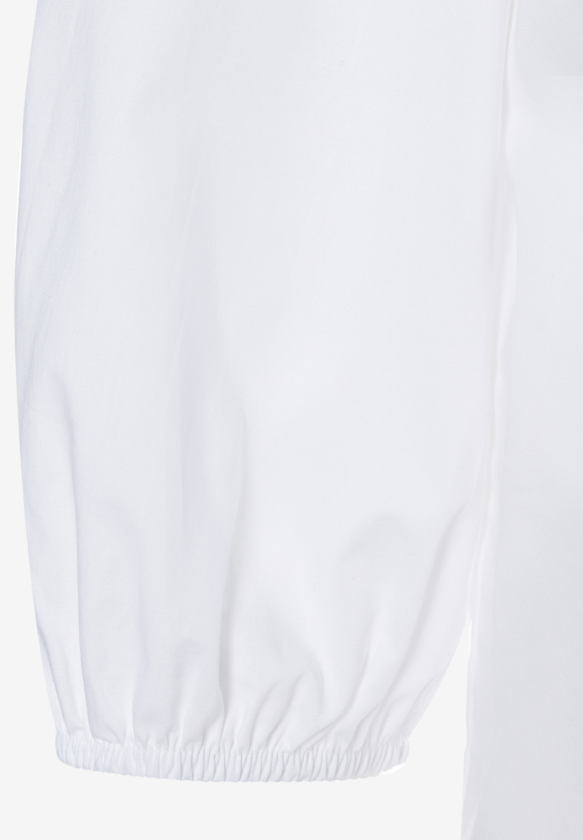 MORE & MORE weiße Bluse mit Puffärmeln und elastischen Bündchen, detailreiche Aufnahme des Ärmels. MORE & MORE weiße Bluse mit Puffärmeln und elastischen Bündchen, detailreiche Aufnahme des Ärmels.