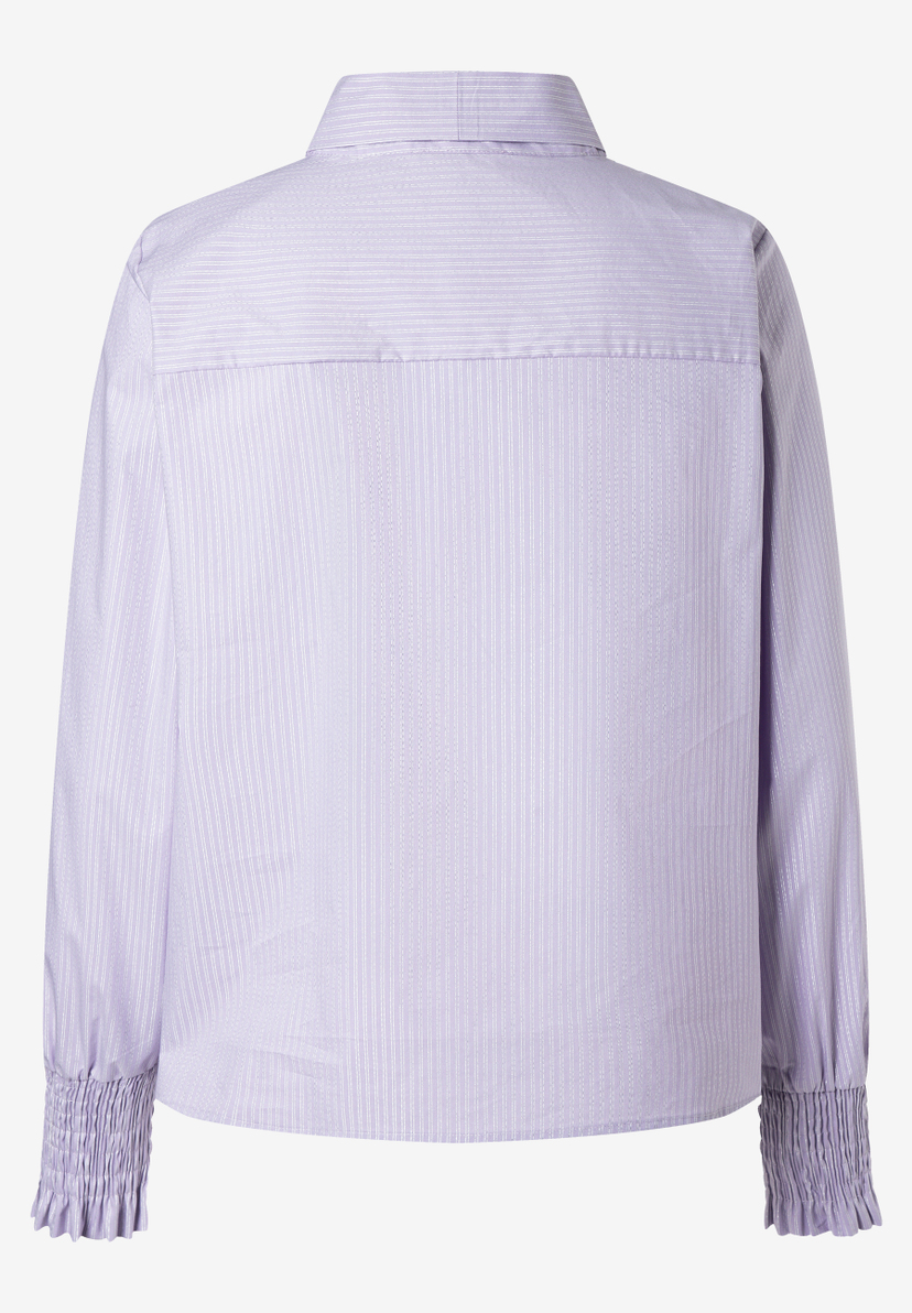 MORE & MORE Bluse: Eine lavendelfarbene Bluse mit zarten vertikalen Streifen und gerafften Ärmelbündchen. MORE & MORE Bluse: Eine lavendelfarbene Bluse mit zarten vertikalen Streifen und gerafften Ärmelbündchen.