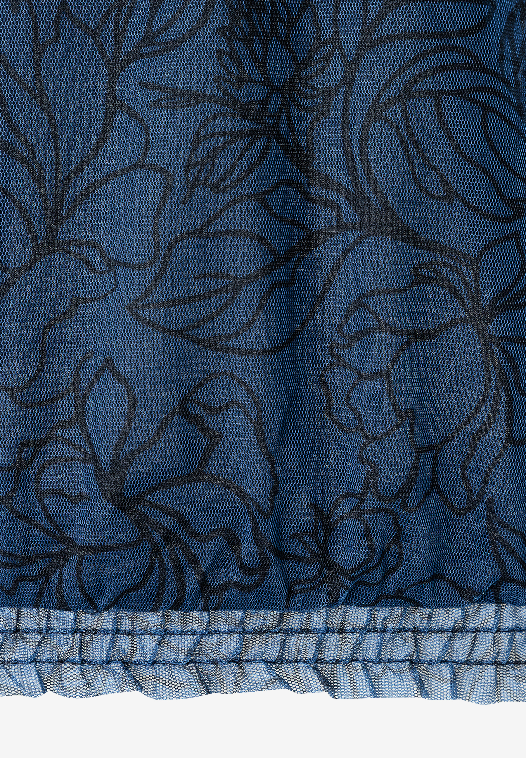 Nahaufnahme eines blauen MORE & MORE Oberteils aus Mesh mit floralen, schwarzen Konturen und elastischem Bund. Nahaufnahme eines blauen MORE & MORE Oberteils aus Mesh mit floralen, schwarzen Konturen und elastischem Bund.