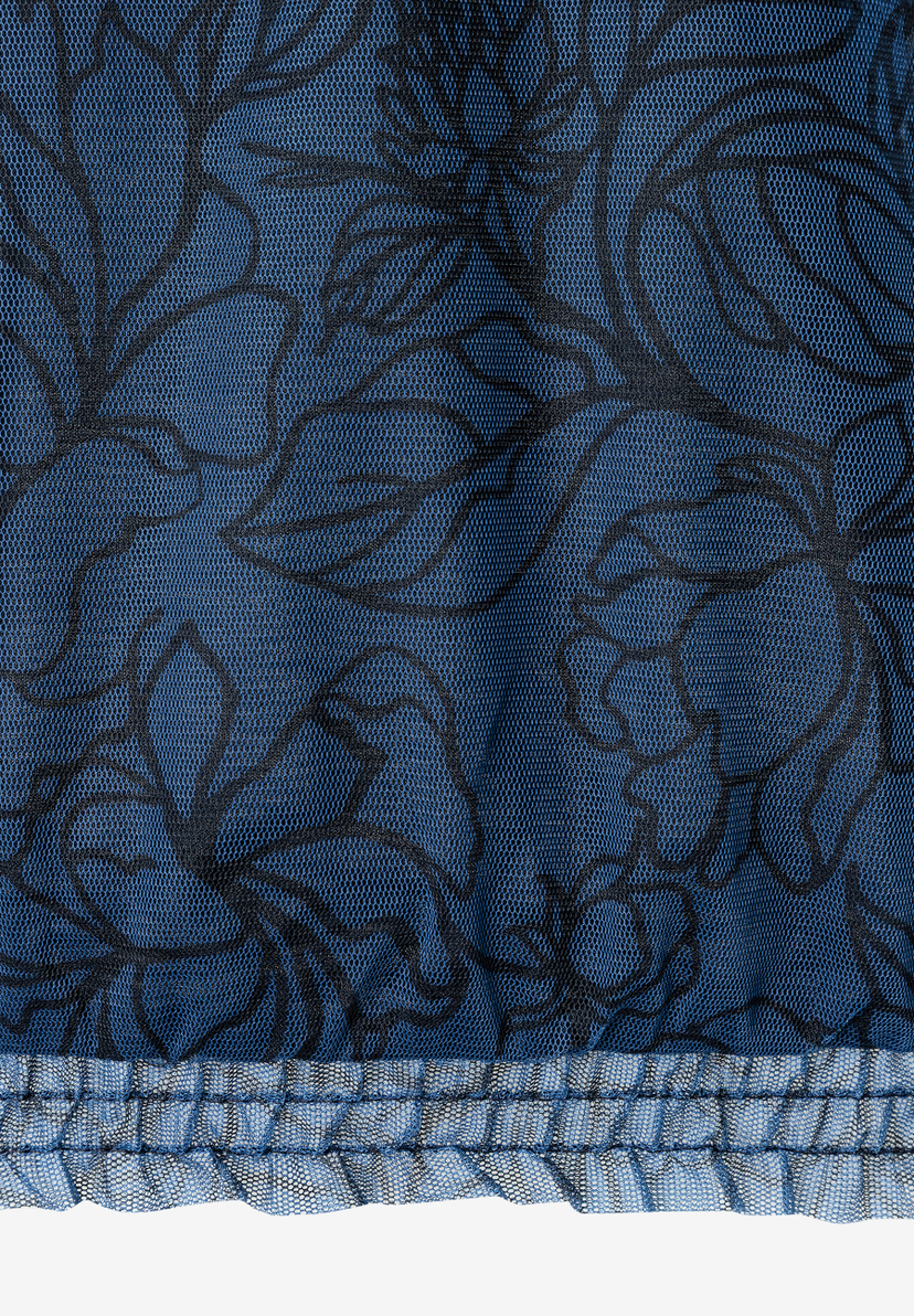 Nahaufnahme eines blauen MORE & MORE Oberteils aus Mesh mit floralen, schwarzen Konturen und elastischem Bund. Nahaufnahme eines blauen MORE & MORE Oberteils aus Mesh mit floralen, schwarzen Konturen und elastischem Bund.