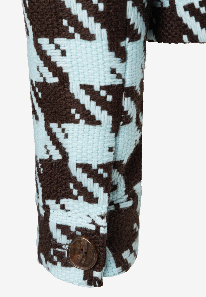 Detailansicht eines MORE & MORE Blazers mit blau-braunem Muster und Knopf am Ärmel. Detailansicht eines MORE & MORE Blazers mit blau-braunem Muster und Knopf am Ärmel.