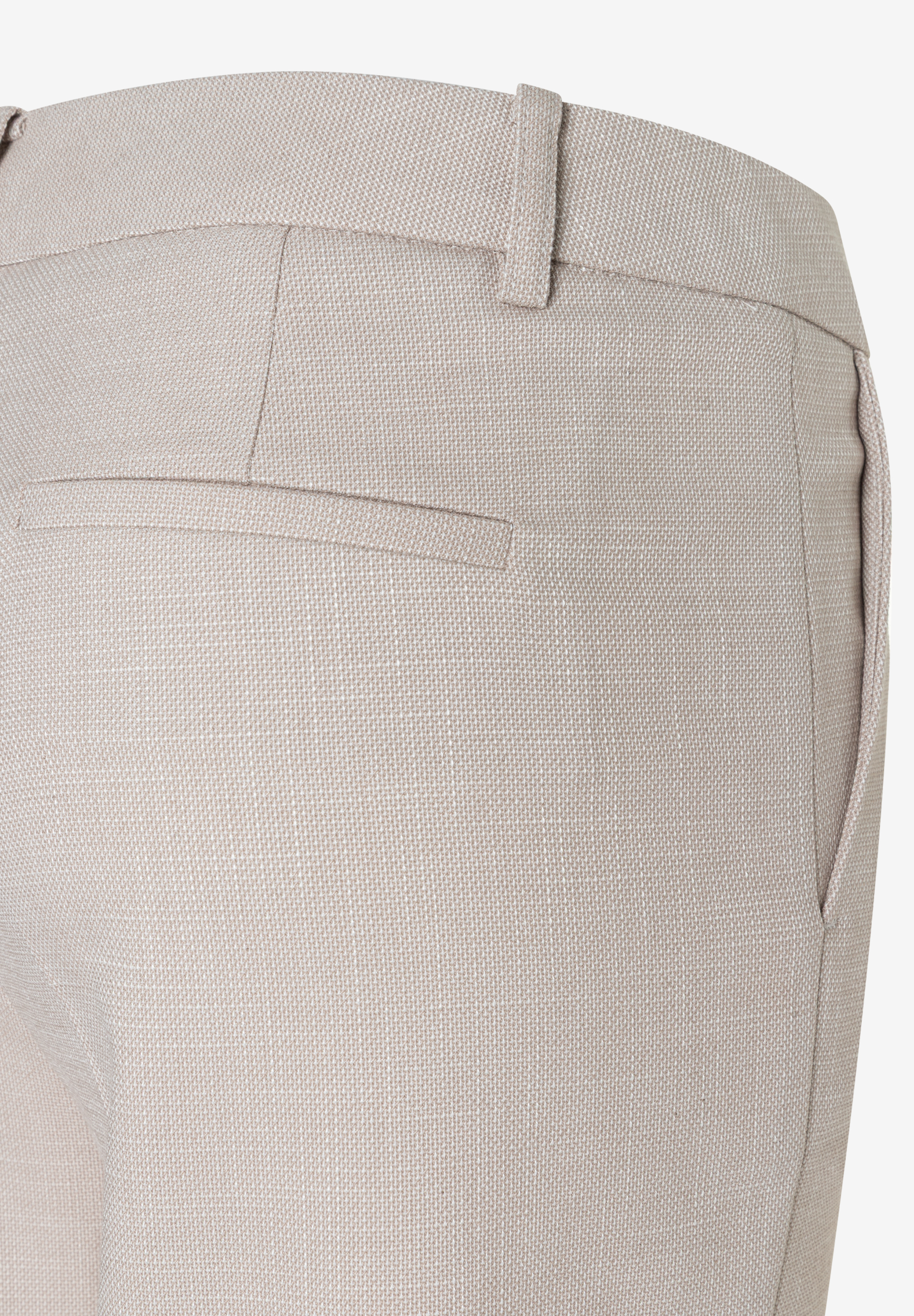 Detailaufnahme einer MORE & MORE Hose mit Webware und Gesäßtasche. Detailaufnahme einer MORE & MORE Hose mit Webware und Gesäßtasche.