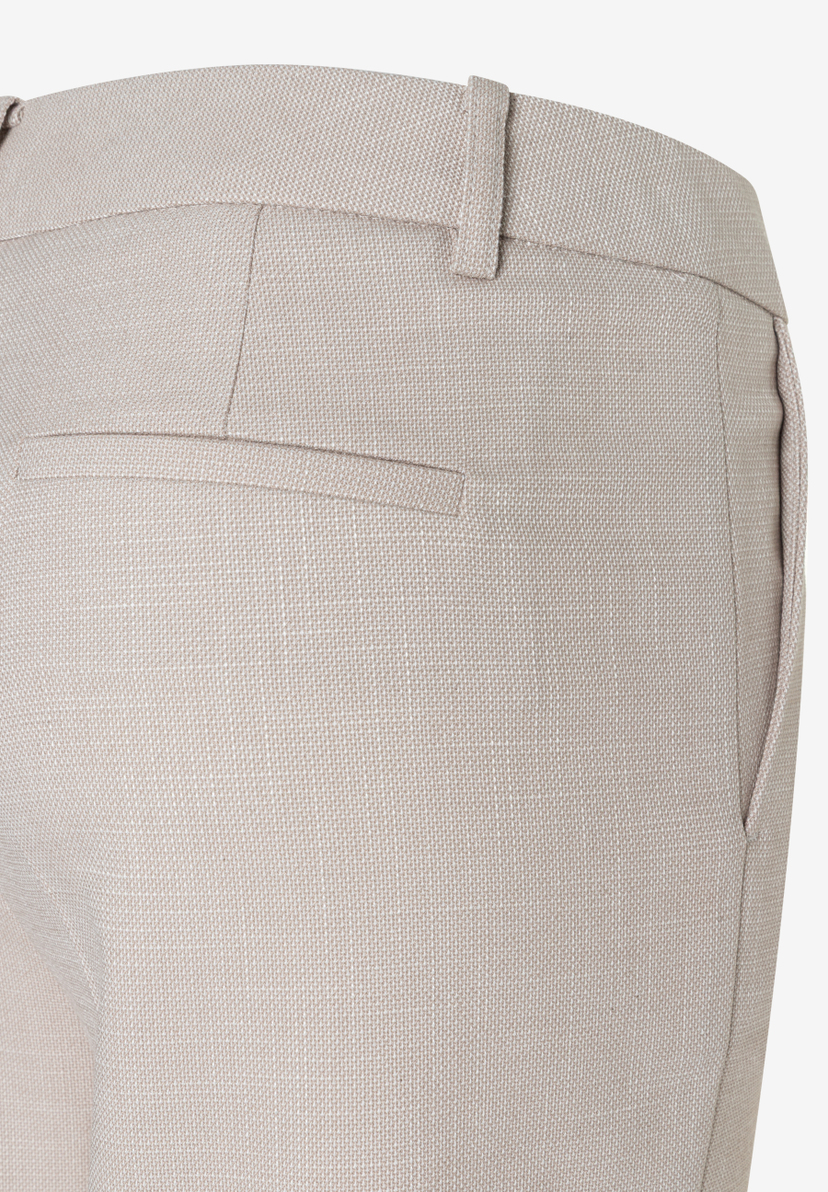 Detailaufnahme einer MORE & MORE Hose mit Webware und Gesäßtasche. Detailaufnahme einer MORE & MORE Hose mit Webware und Gesäßtasche.